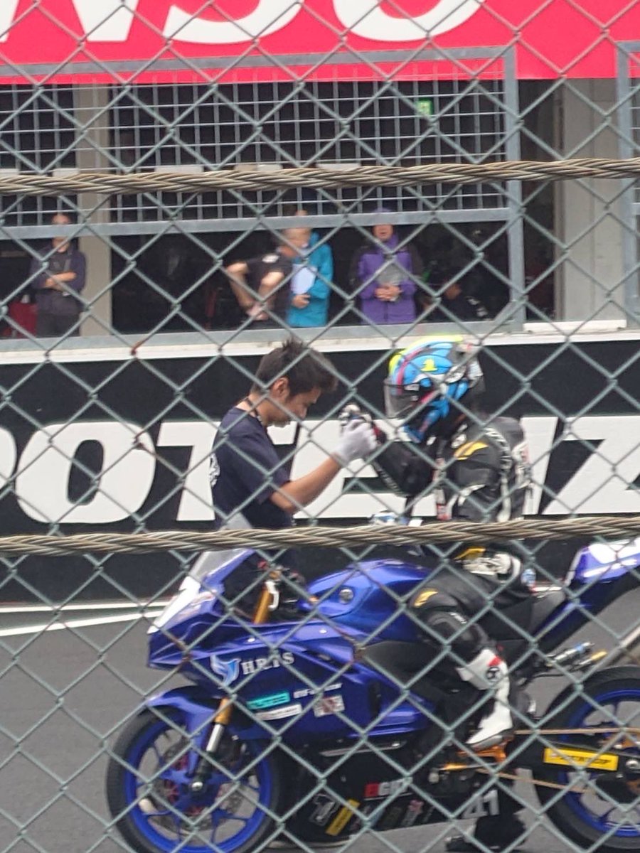 keitatsukawaki's tweet photo. 鈴鹿サンデーロードレース第2戦 JP-SPORT
予選-P8
決勝-DNF
グリッドに着いたタイミングで雨が降ってきてスタートディレイしウェットのレースでした
総合3位争い、クラストップを走行していてクラストップを守り抜く選択肢もありましたが総合トップが見えていたので攻めた結果転倒しました。 https://t.co/RHjlqKRcjh