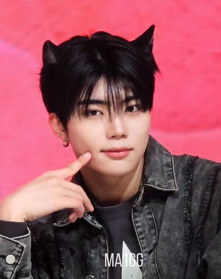 wooknyangz's tweet photo. cat ears blending perfectly and looking so natural on gunwook bc he is a cat and those are his actual ears. my wooknyangie😻💙 https://t.co/RyTuOynrU4