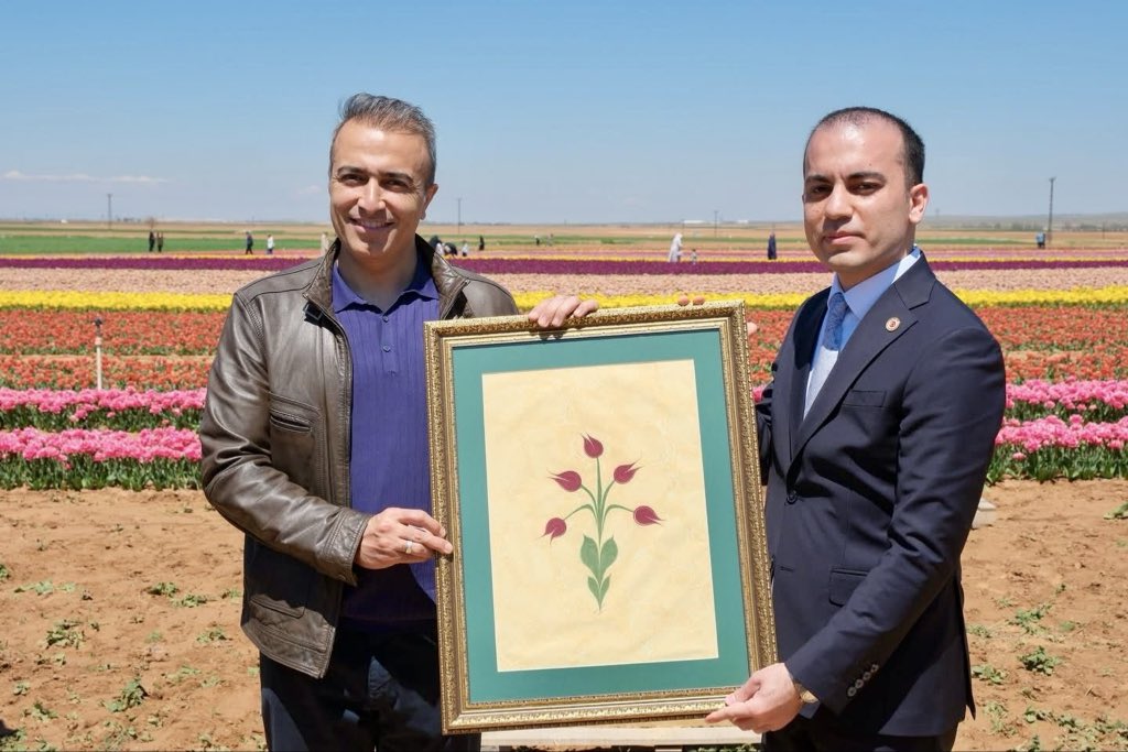 kmuiif's tweet photo. Fakültemiz hocalarından Dr. Öğr. Üyesi Betül Şahin, icra etmiş olduğu ebru sanatıyla 19-26 Nisan tarihleri arasında Kazımkarabekir’de düzenlenen Lale Festivali’ne sunduğu katkılarından ötürü İlçe Kaymakamı Sayın Mücahit Zıvlak tarafından teşekkür belgesi ile ödüllendirilmiştir. https://t.co/3AAW0cQ71p
