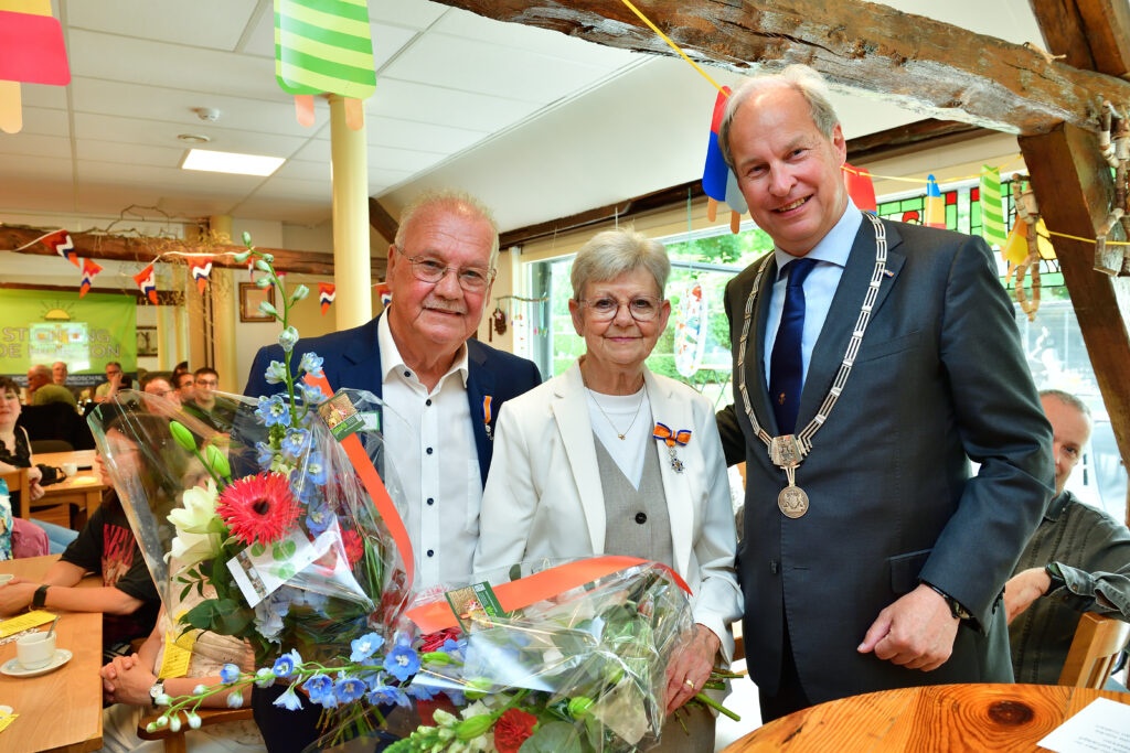 zwupdate's tweet photo. Hart voor de medemens beloond: lintje voor René en Jeanne Mulders https://t.co/ksW0PXDH91 https://t.co/VYGndWf0i5