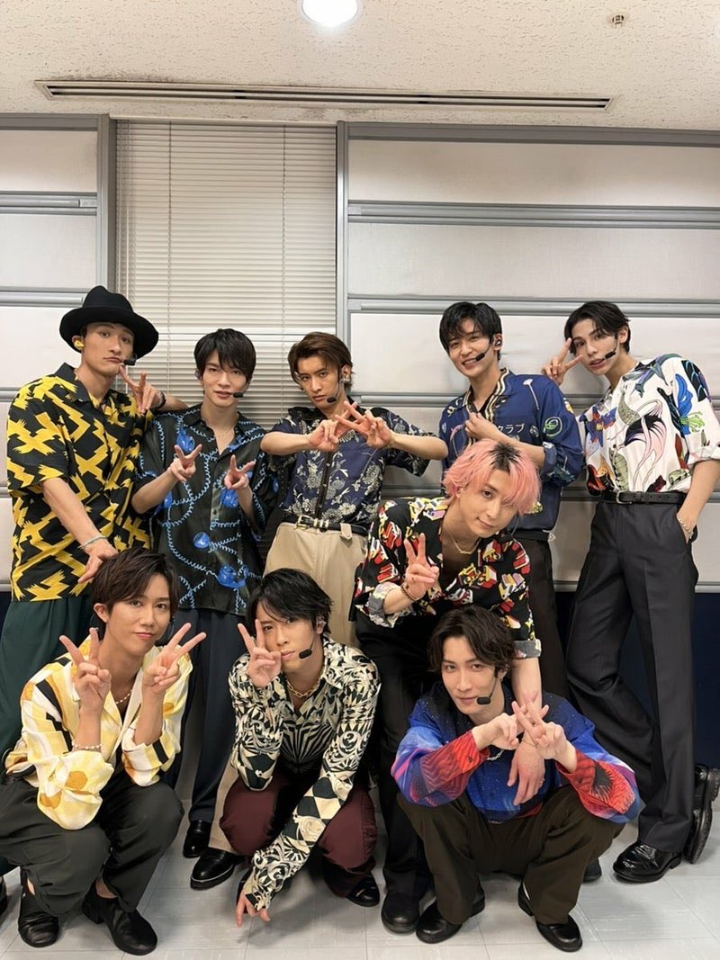 hana_16787's tweet photo. Snow Manは面長で縦長印象でスマートだからスーツが似合うし
キラキラ系含め色んな衣装をおままごと感なくスタイリッシュに着こなせる
シルエットの良さ大事 https://t.co/kfJzXPJaR5