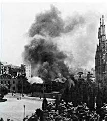 josepramonbosch's tweet photo. Memoria histórica.
Durante la Guerra Civil, la obra de Antoni Gaudí sufrió graves daños, principalmente en la Sagrada Familia. En 1936, un grupo de milicianos republicanos, a las órdenes de Lluís Companys, incendió su taller y cripta, destruyendo la mayoría de sus planos, documentos y maquetas de yeso originales. En los días y meses siguientes fueron asesinadas diversas personas relacionadas con el templo. El 26 de julio, Mn. Gil Parés y Vilasau, de 55 años, capellán de la Cripta, junto con las personas que lo acogieron -calle Mallorca 325, entre Bailén y Gerona-: la maestra de las Escuelas de la Sagrada Familia Consuelo Puig y Querol, de 40 años, y Clodomiro Coll Ibáñez, de 44 años, un vecino. El 17 de septiembre, Mn. Jaime Llonch y Solá, de 46 años, vicario y organista de la Cripta, junto con los que lo acogieron en la calle Bailén 95-97: Mercedes Diéguez y Foguet, de 50 años, y su hermano Francisco de Asís, de 34, que fueron asesinados 2 días después. Y el 26 de enero de 1937, Mn. Francisco de Paula Parés y Iglesias, de 63 años, presidente de la Junta de obras, que se había refugiado en la calle Bruc 25, 4º piso”.