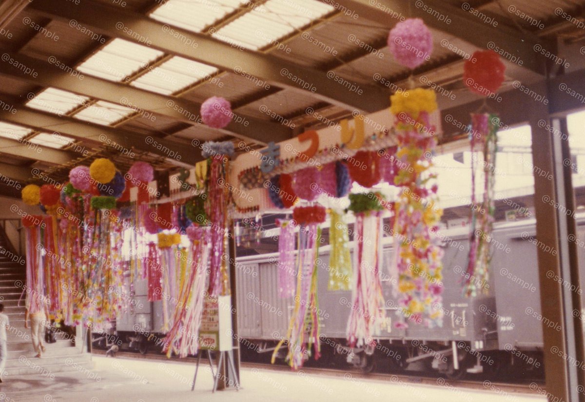 towers1961101's tweet photo. 🚉 #1日1枚高岡民衆駅

高岡民衆駅誕生60周年を記念し、
写真集の制作を進めています…📚✍️

◀︎026_昭和46年8月
   高岡では旧暦の七夕にあわせ、毎年8月1日〜7日に七夕まつりが行われます。玄関口となる高岡駅は歓迎ムードいっぱい🎋

▶︎027_昭和46年8月
　同時期の高岡ステーションビル遠景。 https://t.co/Ha5QZDPPZs