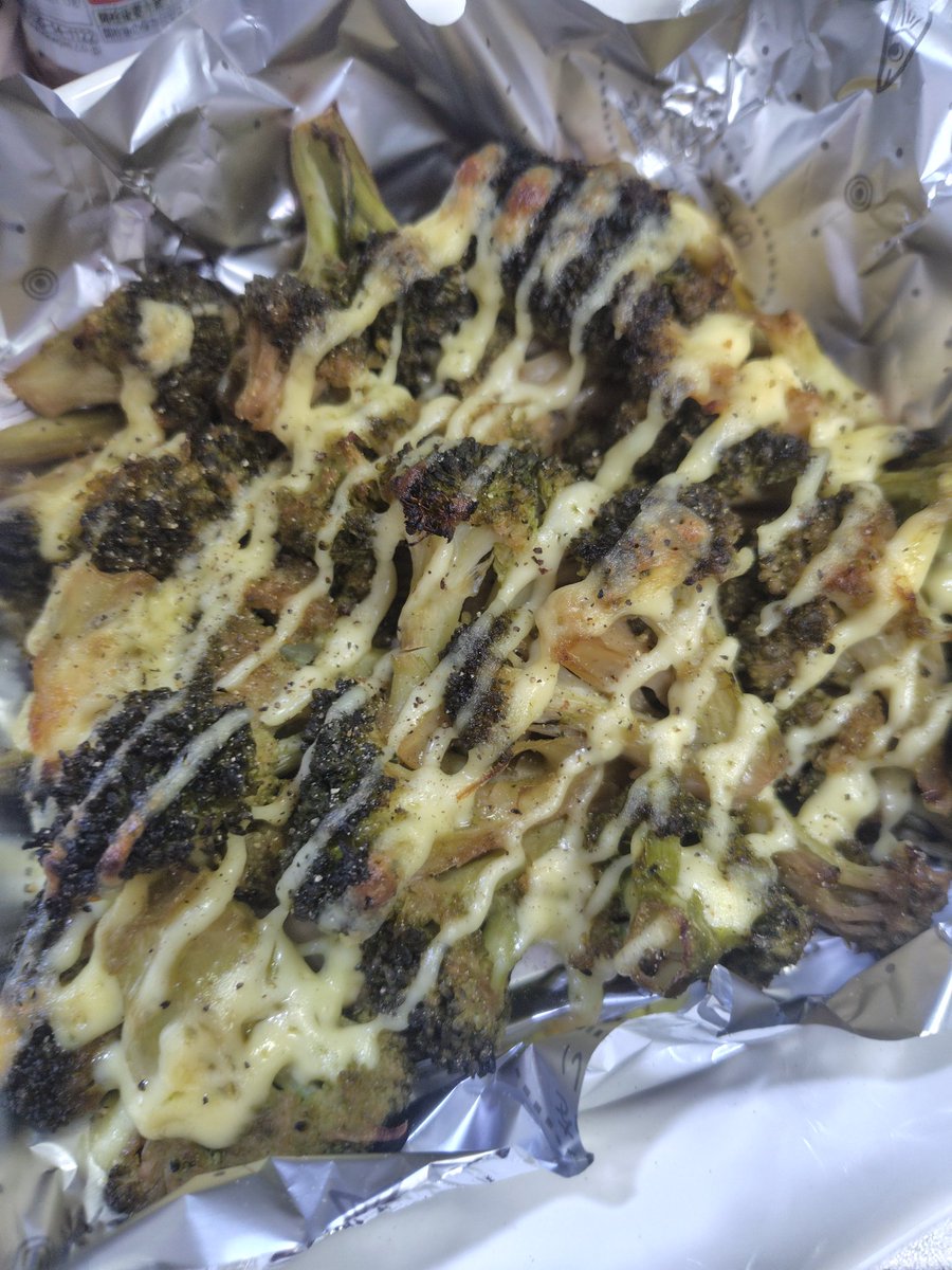 hanedy09's tweet photo. 冷凍ブロッコリーのマヨオーブン焼き🥦
乾煎りしてからオーブン入れたけど、加熱しすぎて茶色くなった
味はいいけど柔らかすぎて良くない
緑のまま表面だけチリチリにしたかったら加減せないかんね https://t.co/9t7zEbpngA