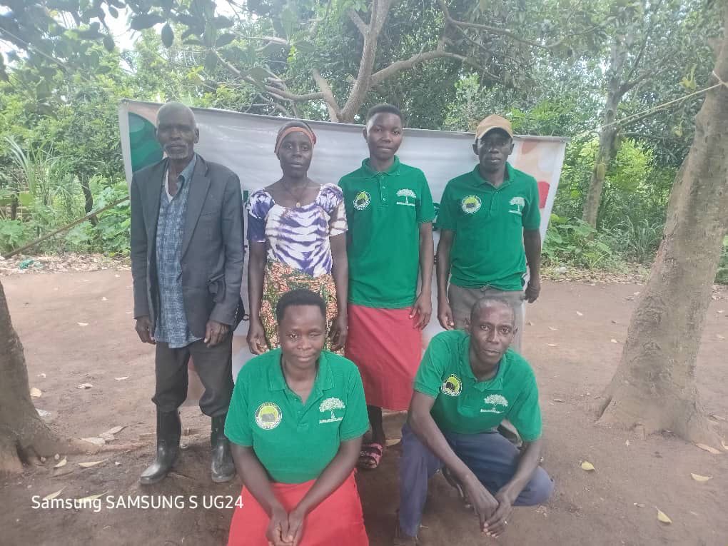 NatureTalk_A's tweet photo. Meet the Nyakasinina Horticulture Group. Every Wednesday, they save together and invite a community elder to share their lived experience of climate change and oil development.Building resilience, one meeting at a time. They want more affected communities to form self-help groups https://t.co/IIMsoSv0yV