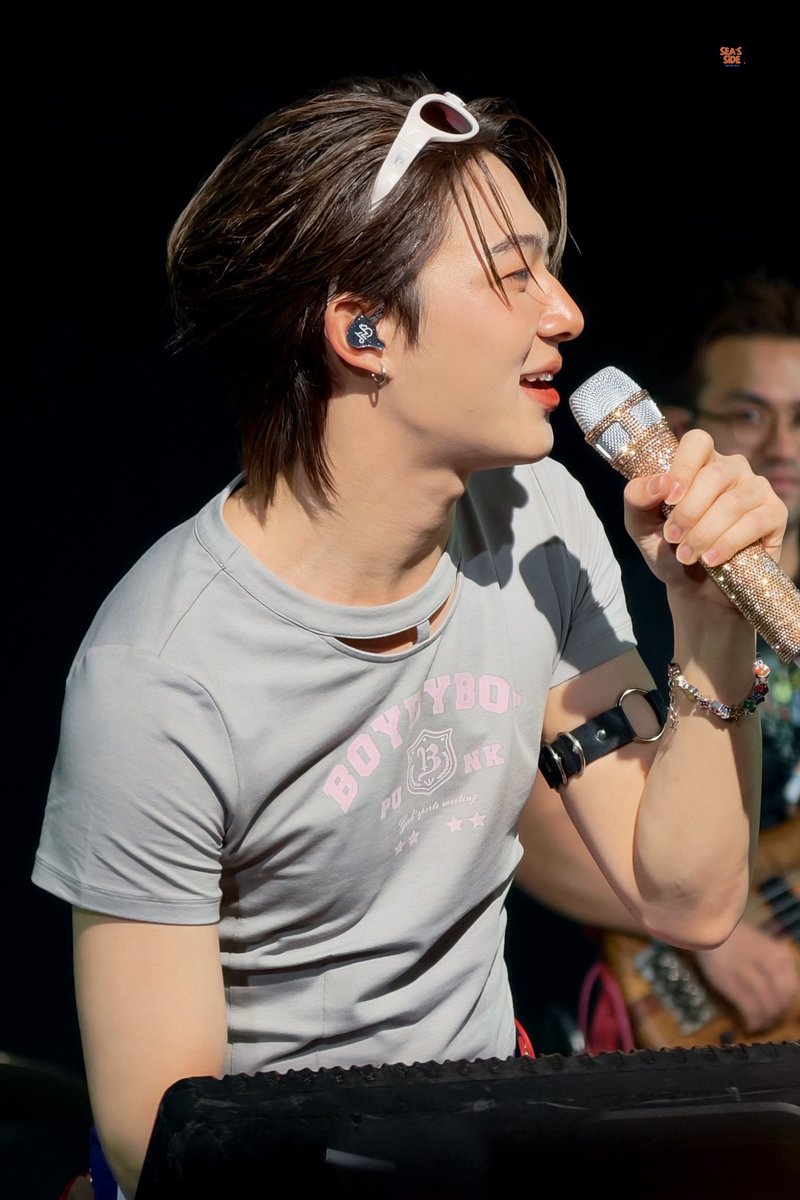 Jhajajha12's tweet photo. ยังติดใจกับรูปนี้

เอาดีๆ นิวมันหล่อมากเลยนะ 

สันจมูก กราม กระเดือก กล้ามแขน 🫠

หล่อว่ะ หล่อค่ดค่ดดดด 

#NuNew  @CwrNew https://t.co/R8MpvXhgwM