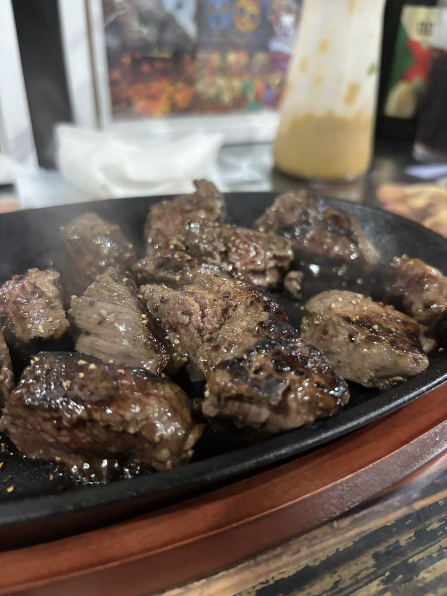 sarufuda's tweet photo. インイタから徒歩10秒！！！
【コロニア・ゲレーロ】にポスター貼ってもらったよ。
うんめえステーキとタコスで
大満足すぎたよ！
植木さんと296さんもありがとう😊
#関レプ2026 https://t.co/lUCZPw46Ct