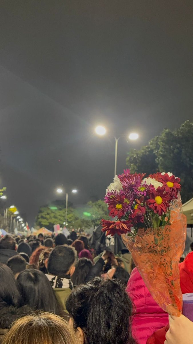 carlosraimundi's tweet photo. La muerte de un ícono, cuando es tan grande su influencia y su obra, trasciende la pérdida física que supone para sus familiares y allegados más directos. 

El pueblo la transforma en una celebración, en un hecho social. 

Y en las condiciones en que está la Argentina, en un hecho político, tomada esta palabra en su significado más profundo. 
El pueblo recoge su legado, lo reproduce, lo multiplica, lo perpetúa. 

En estos momentos, de sociedades tan fragmentadas, resulta difícil configurarse la misma idea de pueblo que teníamos décadas atrás. Por eso es tan complicado movilizarnos homogéneamente detrás de una causa. Pero episodios como la muerte física del Indio nos recuerdan que el Pueblo sigue estando de pie, vigente, preparado para reconstruirse. “Bellos milagros que nos merecemos y ocurrirán.”