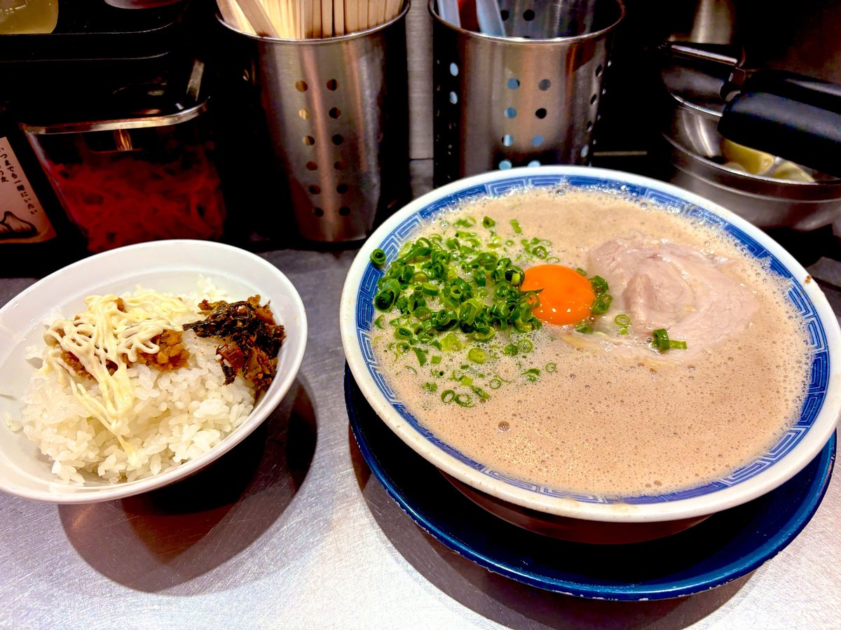nekomata99's tweet photo. ちなみに昨日の夜の脱稿ハーブ的夕飯は箕輪家さんでした！泡増し。この豚骨が最高！スープがンマ過ぎる！！替玉まで卵黄溶かさず替玉時にニンニク胡椒白胡麻と共に卵黄くぐらせて食べると最高！わーい！
#猫又飯 https://t.co/85MJAqZY8X