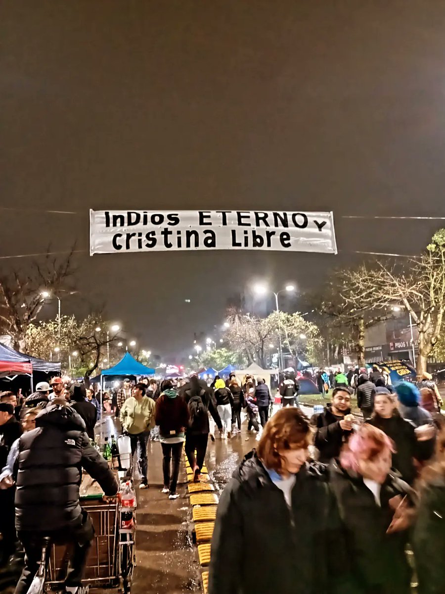 antiposmodernaa's tweet photo. Postales de la despedida.
Te voy a amar toda mi vida, Carlos. https://t.co/V2W96vceat