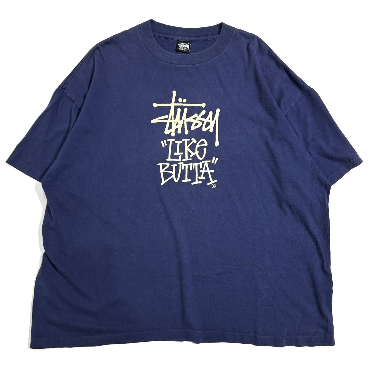 TruevintageS's tweet photo. 80s~ STUSSY "LIKE BUTTA" PRINT Tee.です。
サイズ　XXL

肩幅　67cm
身幅　73cm
着丈　74cm
袖丈　22.5cm

ステューシーのプリントTee.
"LIKE BUTTA"タグは黒タグでボディーはブルーよりのネイビーカラーです。
オールドステューシーらしい絶妙なボディーカラーです。https://t.co/Wj0zKIQutJ https://t.co/IWQH5yOPBU