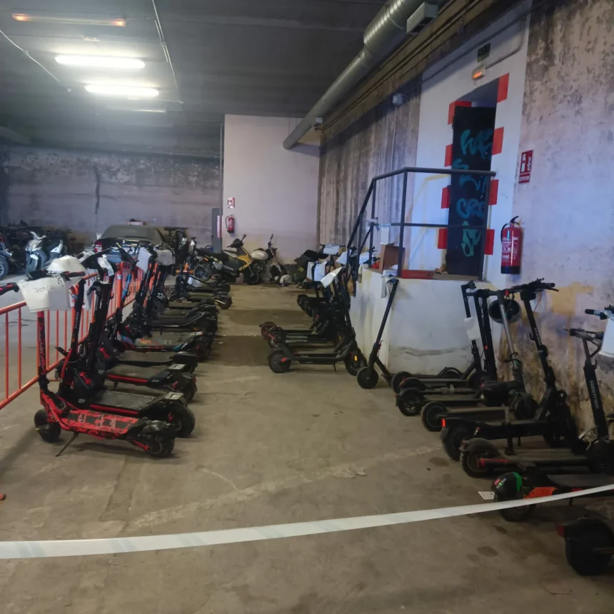 ComarcalCV's tweet photo. 🛴La Policía Local de Burjassot retira más de cien patinetes eléctricos por no cumplir la normativa vigente https://t.co/qirUCU1Cil https://t.co/znheNa9vth