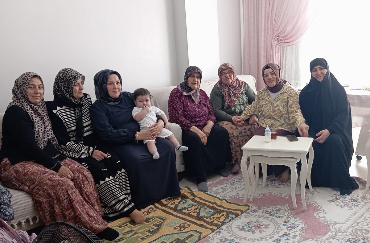 akkadinesenyurt's tweet photo. İnanmış kadınların emeğiyle, Esenyurt’un yarınları için sahadayız!🇹🇷
AK Kadın Esenyurt olarak;her haneye umut, her gönüle AK Parti hizmet vizyonunu taşımak için kapı kapı geziyoruz.Kadının azmi ve kararlılığıyla, ilk günkü aşkla çalışmaya devam ediyoruz.
#HerMahallesiyle İstanbul https://t.co/BXfpSc4NDx
