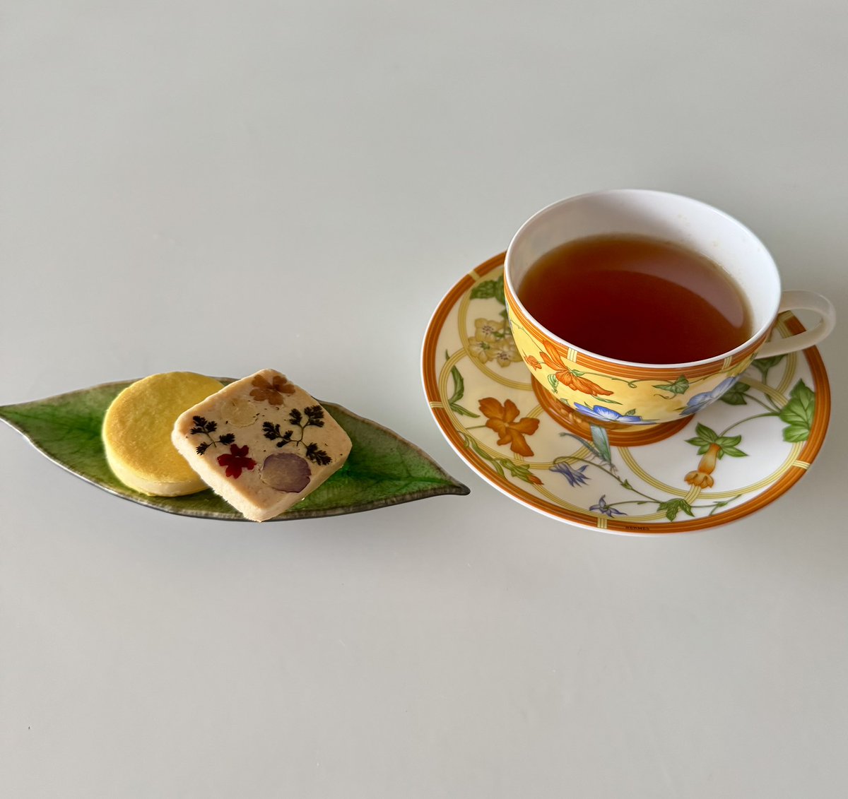 Lococo0040's tweet photo. エルメスのネクタイのモチーフを使った"タイ　セット"☕️動物や幾何学が素敵で見るだけでも楽しいエルメスのネクタイ売り場を思いながらコーヒーを飲みます😊
夜は赤舌平目のソテーでした😄
＃エルメスタイセット
＃ジャン=ポール・エヴァン
＃フィナンシェ
＃エルメスシエスタ
＃幸せ時間 https://t.co/MmSLFiOMwG