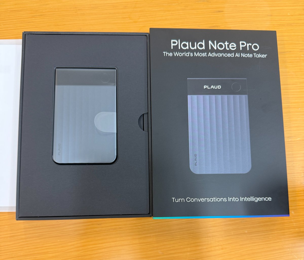 ado_sr's tweet photo. #PR 
Plaudさんより Plaud Note Pro をご提供いただきました。

社労士として顧問先とのオンライン労務相談が業務の中心。「会議後の議事録づくり」を本気で減らせるか、実務で使ってみました。結論、"録り方"さえ間違えなければ士業の相棒になります。

まず驚くのが薄さ。厚さ2.99mm・30gでクレジットカードサイズ、マグネットでスマホ背面にピタッ。対面の顧問先訪問では名刺交換の流れでサッと録音開始。ボタン1つで録れて、あとはAIが文字起こし＆話者分離してくれる手数の少なさが、素晴らしいです。
正直、Plaudは"対面の録音専用"だと思い込んでいました。でも2026年1月に出た専用アプリ「Plaud Desktop」で一変。会議ボットを招待せず、PCのシステム音声を直接録音するので、Zoom/Teams/Meetのオンライン面談がそのまま議事録になります（本体＋イヤホンだと相手の声を拾えないので、私はオンライン＝Desktop／対面＝本体で使い分け）。顧問先との労務相談が自動で記録に残るのは、士業的にかなり大きい。

真価はAI。録音後に「Ask Plaud」へ質問すれば、文字起こしを読み返さなくても要点が返ってきます。特に新機能の"インフォグラフィック"が便利で、1時間の相談が1枚の図に。顧問先へそのまま共有できる議事録成果物になり、労務相談の"言った言わない"対策にも効きます。

正直な弱点も。労基法・社会保険まわりの専門用語は取りこぼしが出るので最終チェックは必須です（それでもゼロから書くより圧倒的に速い）。

士業・経営者・オンライン面談が多い方には強い味方。逆に「PC会議をボタン1つで」だけ求める人はPlaud Desktopで解決できます！

Plaud Note Pro、しばらく相棒にします。
