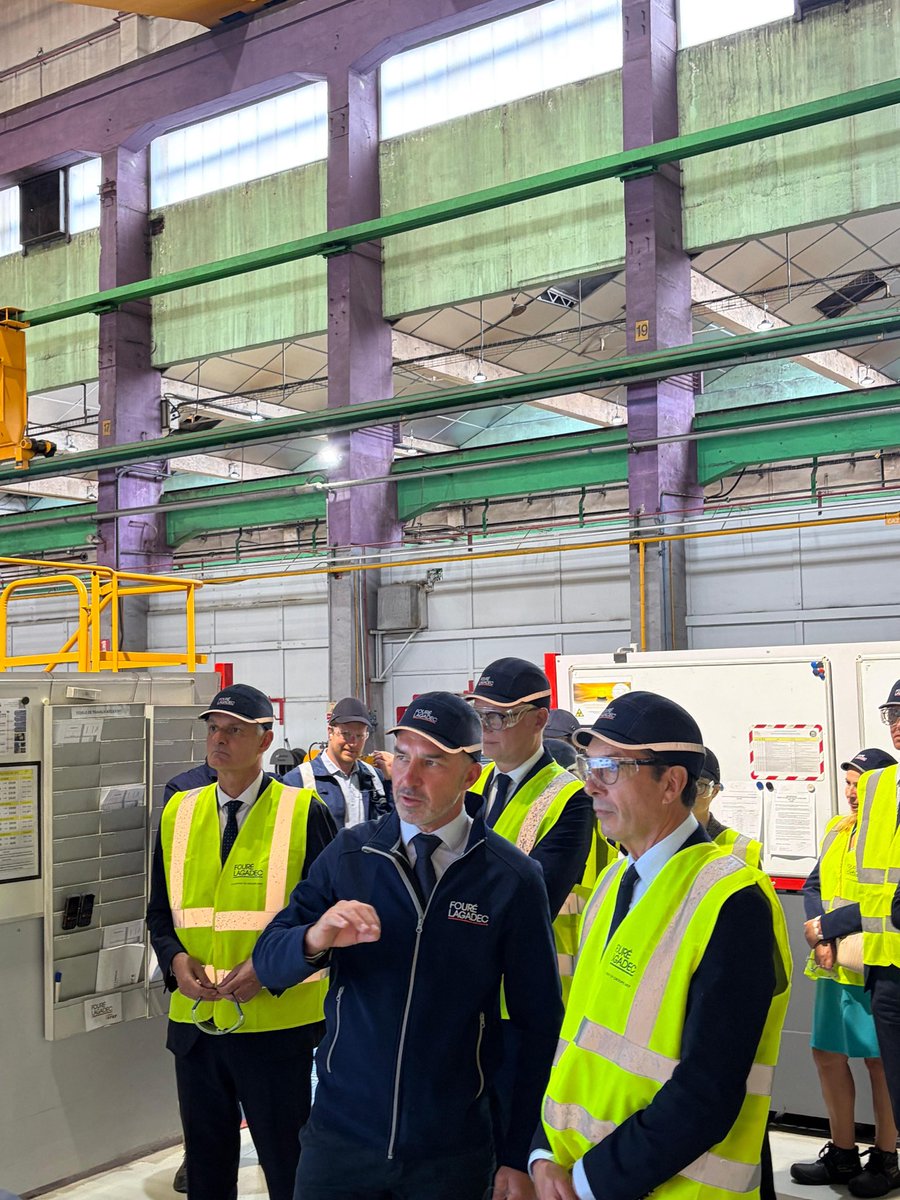 JBGastinne's tweet photo. Avec @EPhilippe_LH pour accueillir @JPFarandou @Travail_Gouv et visiter avec lui les ateliers Fouré-Lagadec (groupe SNEF) et parler Emploi, Formation, Compétitivité, Santé et Sécurité au travail https://t.co/YXVmU4Edzq
