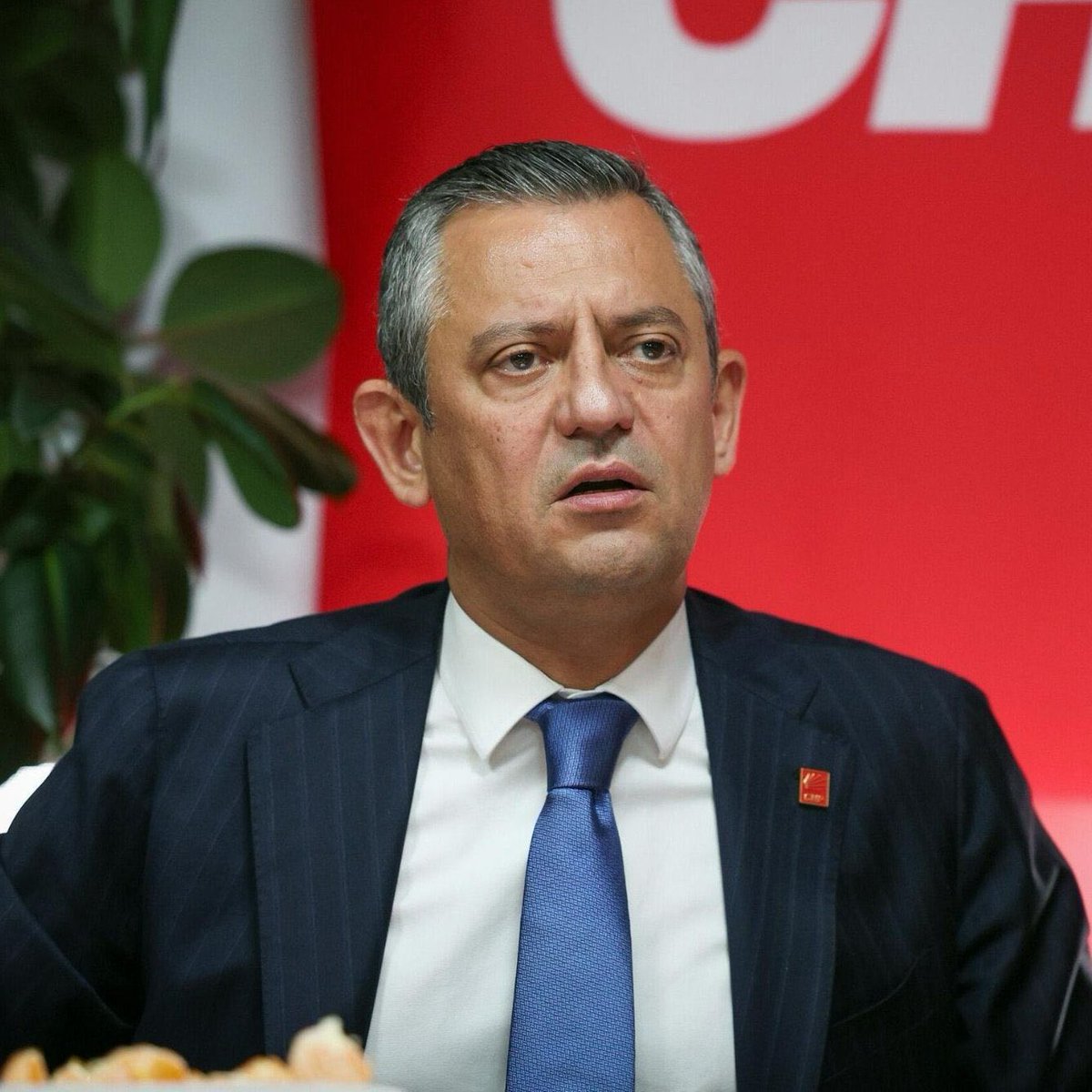 pusholder's tweet photo. CHP’nin X hesabı, Özgür Özel’i takipten çıktı. https://t.co/OzW06o7TOr
