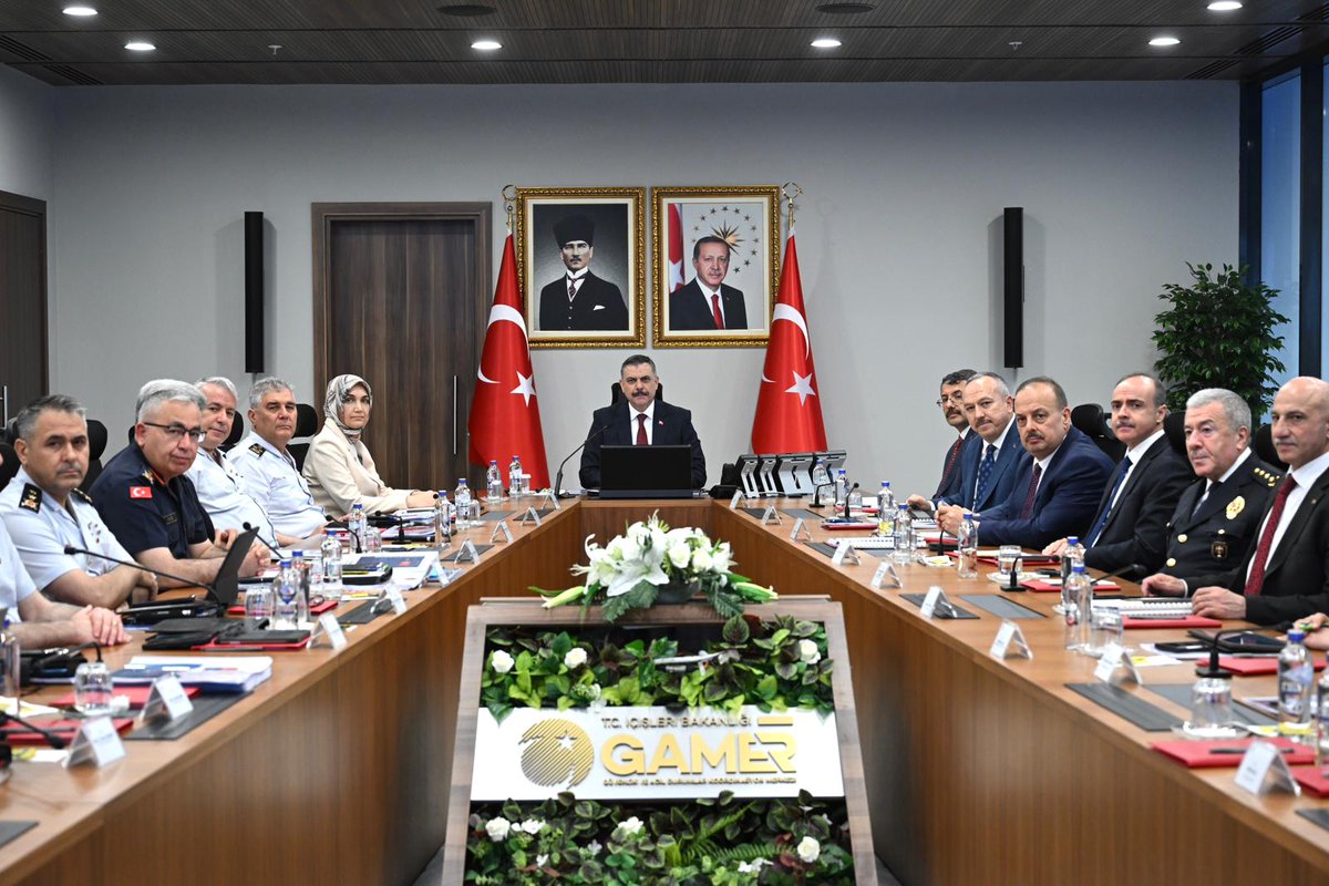 mustafaciftcitr's tweet photo. NATO Zirvesi kapsamında alınacak güvenlik tedbirlerine ilişkin hazırlıkları değerlendirmek üzere, Güvenlik ve Acil Durumlar Koordinasyon Merkezi (GAMER) Toplantı Salonu’nda kapsamlı bir koordinasyon toplantısı gerçekleştirdik.

Toplantıya; Bakan Yardımcılarımız Sayın Ali Çelik ve Doç. Dr. Sayın Kübra Güran Yiğitbaşı, Ankara Valimiz Sayın Yakup Canbolat, Emniyet Genel Müdürümüz Sayın Ali Fidan, Jandarma Genel Komutanımız Orgeneral Ali Çardakcı ve ilgili birim amirleri katıldı.

Ülkemizin ev sahipliğinde gerçekleştirilecek NATO Zirvesi'nin güvenli ve başarılı bir şekilde icra edilmesi amacıyla tüm hazırlıkları kapsamlı şekilde ele aldık.

Devletimizin tüm kurumları arasında güçlü bir koordinasyon ve eşgüdüm anlayışıyla hareket ederek, kamu düzeninin korunması, misafir heyetlerin güvenliği ve zirvenin başarıyla tamamlanması için gerekli tüm tedbirleri titizlikle almaya devam edeceğiz.

Türkiye, sahip olduğu tecrübe, güçlü güvenlik altyapısı ve kurumsal kapasitesiyle NATO Zirvesi'ne en üst düzeyde ev sahipliği yapacaktır.