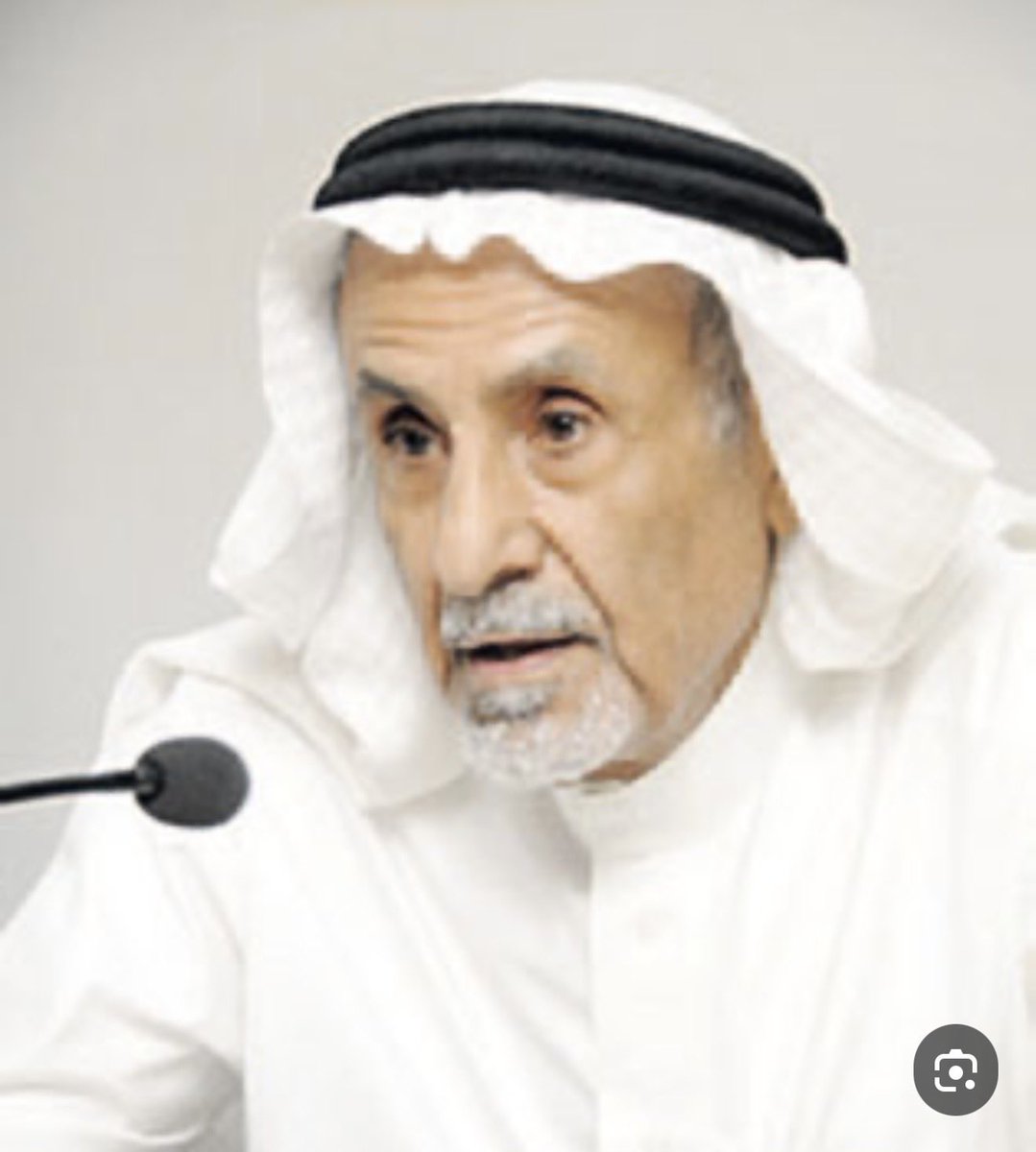 yahhammohee's tweet photo. عبدالرحيم الأحمدي .. صانع الثقافة و
الإبداع
#دار_المفردات
#عبدالرحيم_الأحمدي
#كاريزما_الذكريات
#جمع_تكسير 
الأستاذ عبدالرحيم بن مطلق الأحمدي، الناشر والمؤلّف، صانع الثقافة والإبداع  ومشكاتهما التي لا تنطفيء، وقبسهما المتوهّج، الذي خدم الحركة الثقافية السعودية أكثر من ثلاثة عقود. فقد أسّس دار المفردات منذ ثلاثة وثلاثين عاماً، ونقل صورة عالمية رائعة عن عمق المجتمع السعودي وعراقته، فيما يتعلّق بهويته الثقافية. وقد حظي بتقدير خاص لدى المهتمين اليابانيين، الذين كرّموه؛ إذ ساهم في إيجاد جائزة فكرية يابانية تُعنى بثقافة الصحراء.
في عام 2016م ألّفت كتابي الأول (كاريزما الذكريات)، الذي يتضمّن مذكّرات عن محطات متعددة في حياتي وسيرتي الذاتية، وبالطبع كنت أبحث عن دار نشر مناسبة. لم أكن أعرف الأستاذ الأحمدي، ولا أعلم عن سيرته الحافلة؛ لبعدي عن هذا العالم، فأنا في ذلك العالم - عالم النشر - أجهل من ضبّ، كما يقولون.
لجأت إلى الدكتور ناصر الحجيلان (أبو طلال)، الرجل الفاضل الذي زارنا ذات مرة في نجران مع وفد كبير من جامعة الملك سعود والجهات المعنية بالنوادي الأدبية. وشاءت الصدف الجميلة أن يحضر الوفد أمسيةً لي على مسرح الغرفة التجارية تزامنت مع زيارتهم، وكان معي شاعر آخر.
أُعجب الحجيلان بفقرات الأمسية، وطلب كلمةً على عجل ألقاها من على المنبر، وأثنى فيها على تجربتي الشعرية المتواضعة، وقال إنه كان يسمع ويطرب لبعض قصائدي منذ زمن، لكنه لم يكن يعرف صاحبها. كانت كلمة رائعة أسعدتني في وقتها، ونشأت بيني وبينه، على ضوئها، معرفة وتقدير متبادل.
استشرت الدكتور ناصر في موضوع الكتاب والدار المناسبة لنشره، فأرشدني، وزوّدني بهاتف الأستاذ عبدالرحيم صاحب دار المفردات، وقال لي : (أخبره أنك من طرفي).
تواصلت مع أبي مروان، وأخبرته أنني من طرف الحجيلان، وحدثته عن الكتاب، فقال لي : (ابعثه لي على البريد الإلكتروني للدار)، وزوّدني على هاتفي بصورة الكرت الذي يتضمّن جميع المعلومات الخاصة بدار المفردات.
أرسلت مسودة الكتاب، وبعد أسبوع واحد تواصل معي أستاذنا أبو مروان، وأثنى ثناءً كبيراً على محتواه. وقامت دار النشر بتجهيز ملف عن الكتاب، ودفعت به آنذاك إلى وزارة الإعلام. وبعد أسبوعين صدر الترخيص من الوزارة، ولكن كانت لدى الدار مشاريع كتب كثيرة سابقة، وأصحابها حريصون على صدورها قبل موعد معرض الرياض للكتاب في تلك السنة.
كانت دار المفردات، عندما بدأت التعامل معها، على شارع الملك عبدالله، ثم نقلها أبو مروان مؤخراً إلى الدرعية، في بيت يملكه بجوار منزله العائلي، عندما تقدّم به العمر - أطال الله في عمره وأمدّه بالصحة -؛ ليرتاح من المشوار اليومي من الدرعية إلى الدار في موقعها السابق، وكان نقلاً موفقاً من حيث المكان ومواقف السيارات.
وقد كان، وما يزال - للأمانة -، فيما يخص النشر، يهتم بالجانب المعنوي قبل اهتمامه بالجانب الربحي. ولم تكن الدار مجهّزة بأحدث الأجهزة التقنية، ولكن خبرة الرجل، التي جعلته ضليعاً في هذا المجال، وضعت دار المفردات في مقدمة دور النشر في المملكة والخليج.
قابلت الأستاذ الأحمدي في مكتبه أكثر من ثلاث مرات، وحالفني الحظ بمقابلة الكاتب والمؤرخ القدير الأستاذ محمد القشعمي (أبو يعرب)، ووجّهت إليه الدعوة، مع صاحب الدار، لحضور التدشين الأول لكتابي، الذي تم في بداية شهر مايو 2016م في فندق البريرا بالعليا بمدينة الرياض، حيث أكرماني بحضورهما ذلك التدشين.
كتب ابو مروان عن كاريزما الذكريات عباراتٍ إشادية موجزة بتوقيعه وردت في الوجه التاني من الغلاف، ذيّل بها النبذة التعريفية عن الكتاب، قال فيها :
"ودار المفردات للنشر تعتز بهذا الإصدار الذي يجمع بين المتعة التأريخية والذائقة الأدبية ويبرز ملامح المجتمع الذي شهده المؤلف الحصيف ونقلها إلينا صورا من الذاكرة التي تدين لذكرياتها بالإثرة والاحترام".
#يتبغ