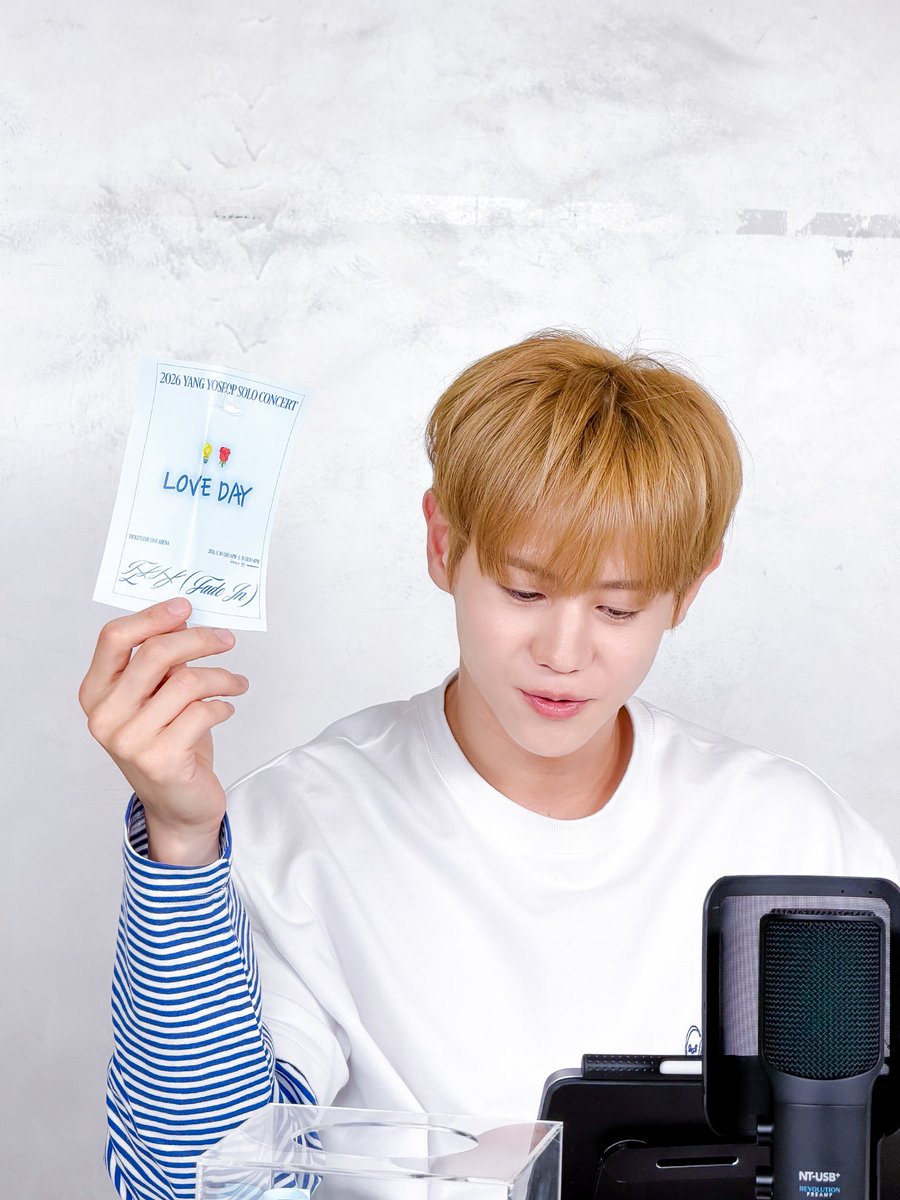 Highlight_AUent's tweet photo. [📸] 양요섭(YANG YOSEOP) 유튜브 라이브 방송

양요섭 님으로부터 전해 듣는 잔상의 다른 이야기가
조금 더 짙어진 기억으로 오래오래 남기를 바라며💛🪽
오늘도 함께해 주신 여러분 고맙습니다💡🌹

(굿즈티 야무지게 입고 출근 / 브레인 귀막아ㅠㅠ / 옅어져가요... / 박스안에서 혼신의 손 끝 연기 / 러브데이의 위엄 / 러브데이 명예의 전당 등극 / 엄마한테 들키면 혼나는 신발)

#하이라이트 #HIGHLIGHT
#비스트 #BEAST
#양요섭 #YANGYOSEOP