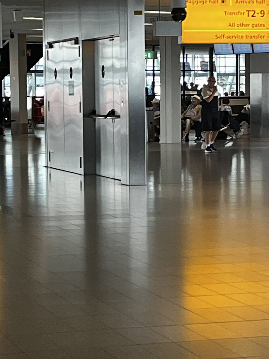 MattWang83's tweet photo. Most pointless doors ever? #amsterdam #schipholairport https://t.co/6zErdMVKJr