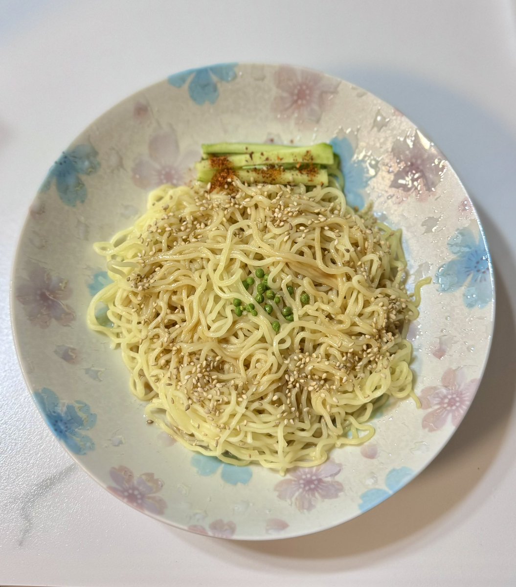 usachamelo's tweet photo. ごまダレの冷やし中華。ハムもタマゴもないけど成立しますね。やっぱり海苔欲しいんだよなぁ🍜

実山椒トッピングするだけで何もかもうまい💯 https://t.co/ZdnX4GUKv2