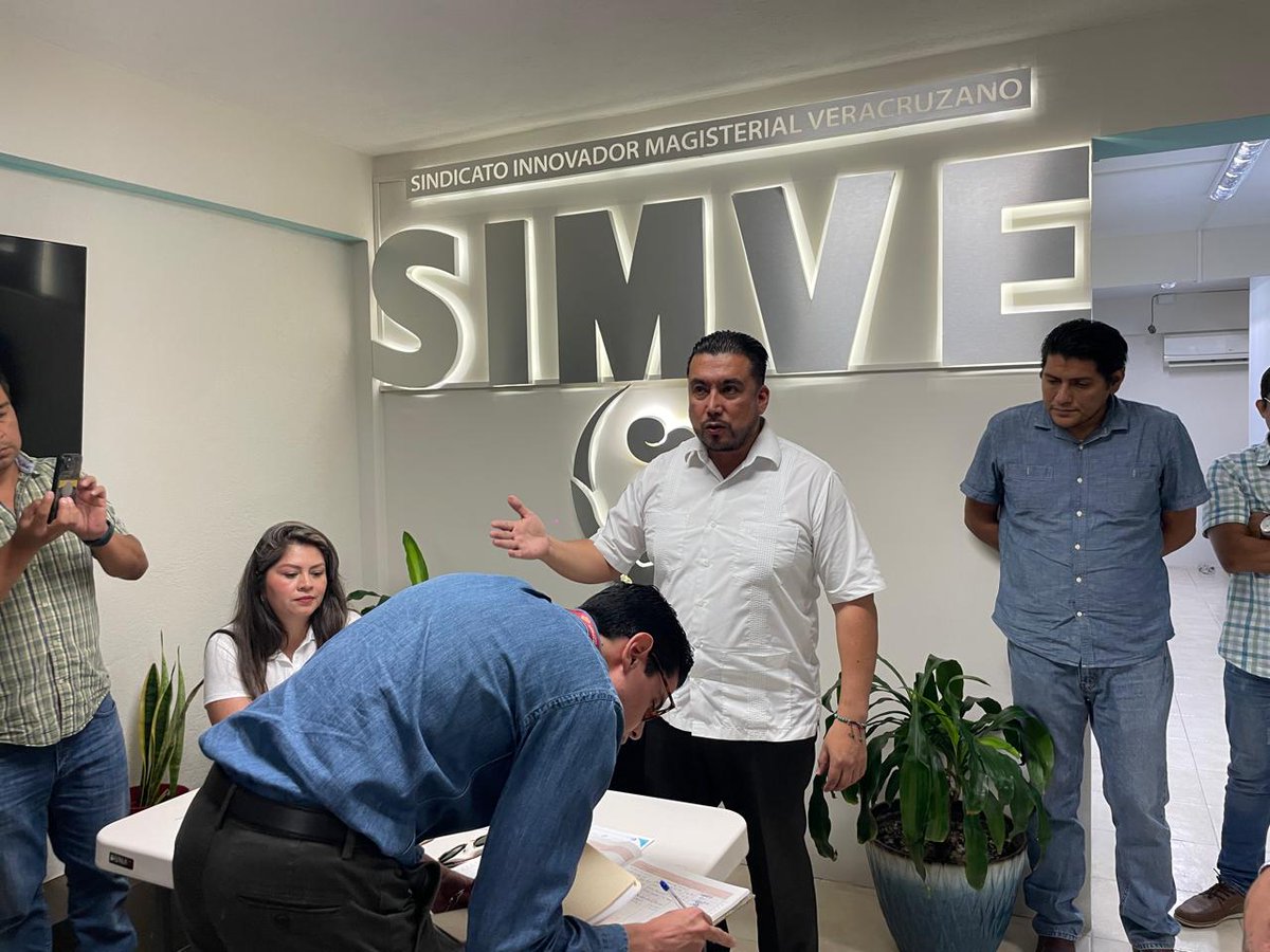 VerAccion's tweet photo. Oficialía Mayor de la SEV cesa a líder del SIMVE por faltas injustificadas en la Normal Veracruzana. La secretaria Tello no inicia estos procesos. La ley es pareja: si no te presentas y no justificas, procede cese tras procedimiento administrativo. No es contra el sindicato. https://t.co/796IgAVqM9