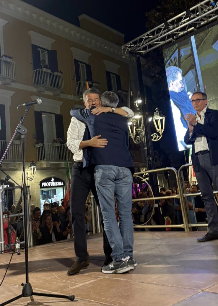 matteorenzi's tweet photo. Quando venerdì sera abbiamo chiuso in piazza la campagna elettorale di Trani ho detto a Marco Galiano di ricordarsi sempre che essere sindaco non significa essere il primo cittadino ma l’ultimo cittadino. Oggi che abbiamo vinto per un soffio, a Trani come ad Agrigento come in altri comuni, sono felice per lui, per tutti i sindaci, per il centrosinistra. Questo ballottaggio dimostra una volta di più che a livello nazionale si può vincere. Ma dimostra anche e soprattutto che da domani  per queste comunità inizia una storia nuova. E per questi sindaci un impegno totalizzante e bellissimo chiamato Politica. Noi, come Italia Viva, siamo contenti di aver fatto la nostra parte