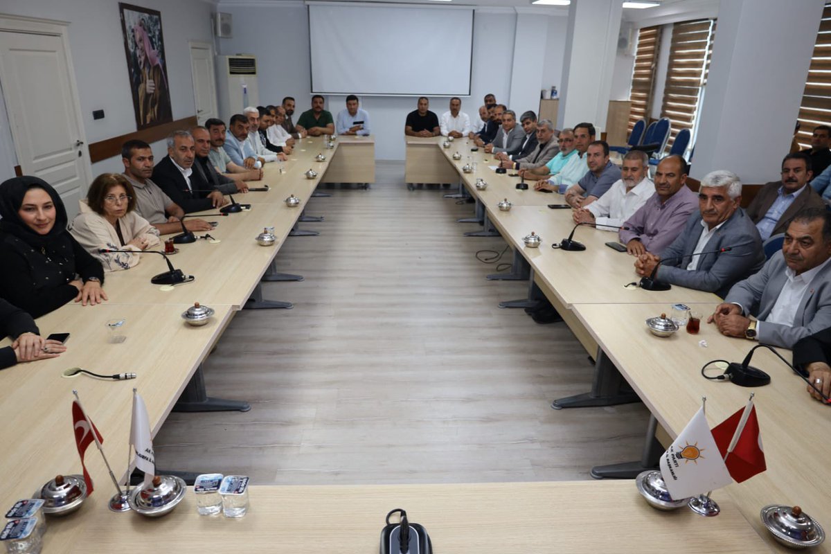 furkankucukk_'s tweet photo. 📍Ak Parti Şanlıurfa il başkanlığı

İl Başkanımız @milhamigunbegi başkanlığında, il yönetim kurulu toplantımızı gerçekleştirdik.

 Toplantımızda;
- Teşkilat çalışmalarını konuştuk.
- Saha faaliyetlerini değerlendirdik.
- Yapılacak çalışmaları istişare ettik.
- Ulusal ve yerel gündemi değerlendirdik.
- Hemşehrilerimizin sorun ve taleplerini konuştuk.

 Cumhurbaşkanımız Sayın @RTErdogan'ın güçlü liderliğinde aziz milletimiz için çalışmaya devam ediyoruz.

@avyusufibis @bybekirbozdag @osmannazlier @ferdisenel25 @akgencliksurfa