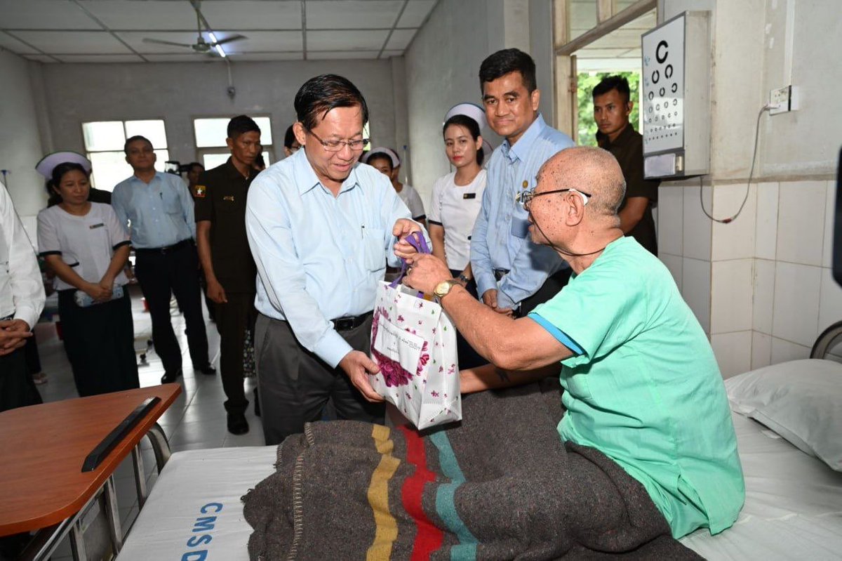 AungLinKyaw19's tweet photo. President U Min Aung Hlaing announced that Taungoo General Hospital will be upgraded to a 300-bed facility. During his visit on June 6, he also committed to providing essential medical equipment to improve regional healthcare.
#WhatsHappeningInMyanmar #Taungoo #Healthcare https://t.co/6kdYabvlMt
