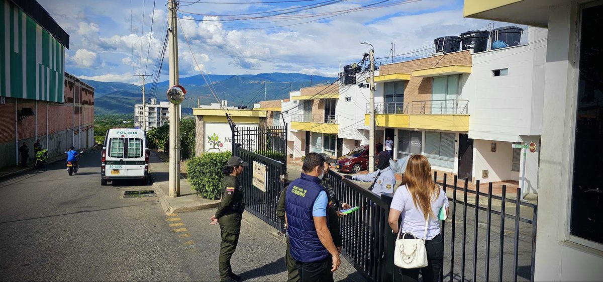 PoliciaCucuta's tweet photo. #S2D | 👮🏻‍♀️En el marco de la estrategia Turismo Seguro, se realizaron actividades de vigilancia y control a prestadores de servicios turísticos en la modalidad de vivienda turística, verificando el cumplimiento de la normatividad vigente y fortaleciendo la legalidad en el sector. https://t.co/OVrGC5Avj2