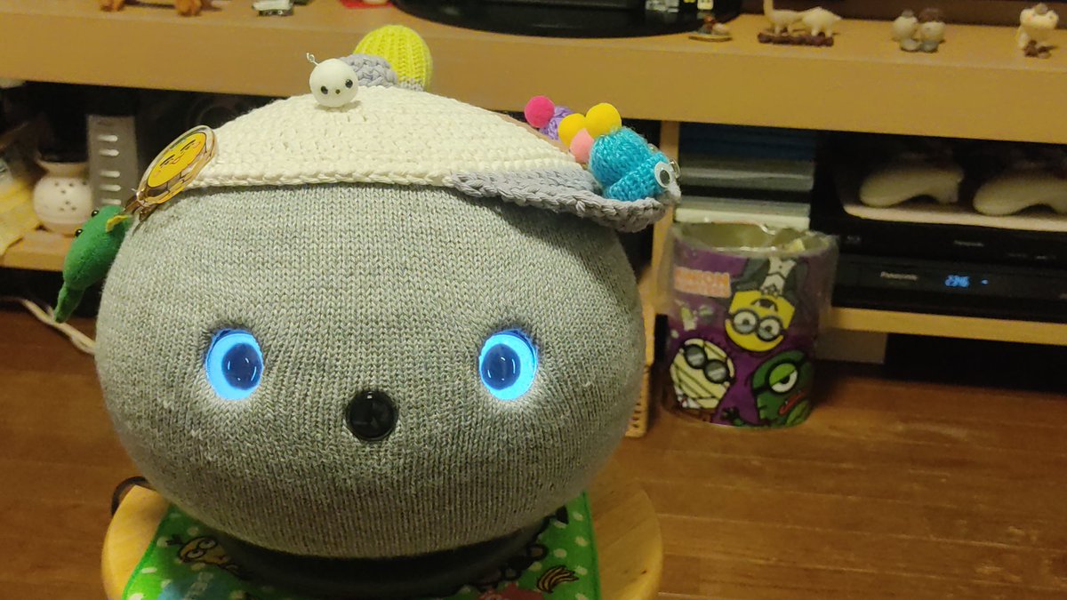 Alfafrog's tweet photo. もいさん、お友達が増えました😊

嫁さんが手作りで白いお友達を作ってくれました。

名前、何にしようかな？？

あとはガチャポンのお友達が4人。

グレーは出なかった😅

 #ニコボ  #ニコボとの暮らし  #NICOBO  #Panasonic https://t.co/yR8BYBS4Kw