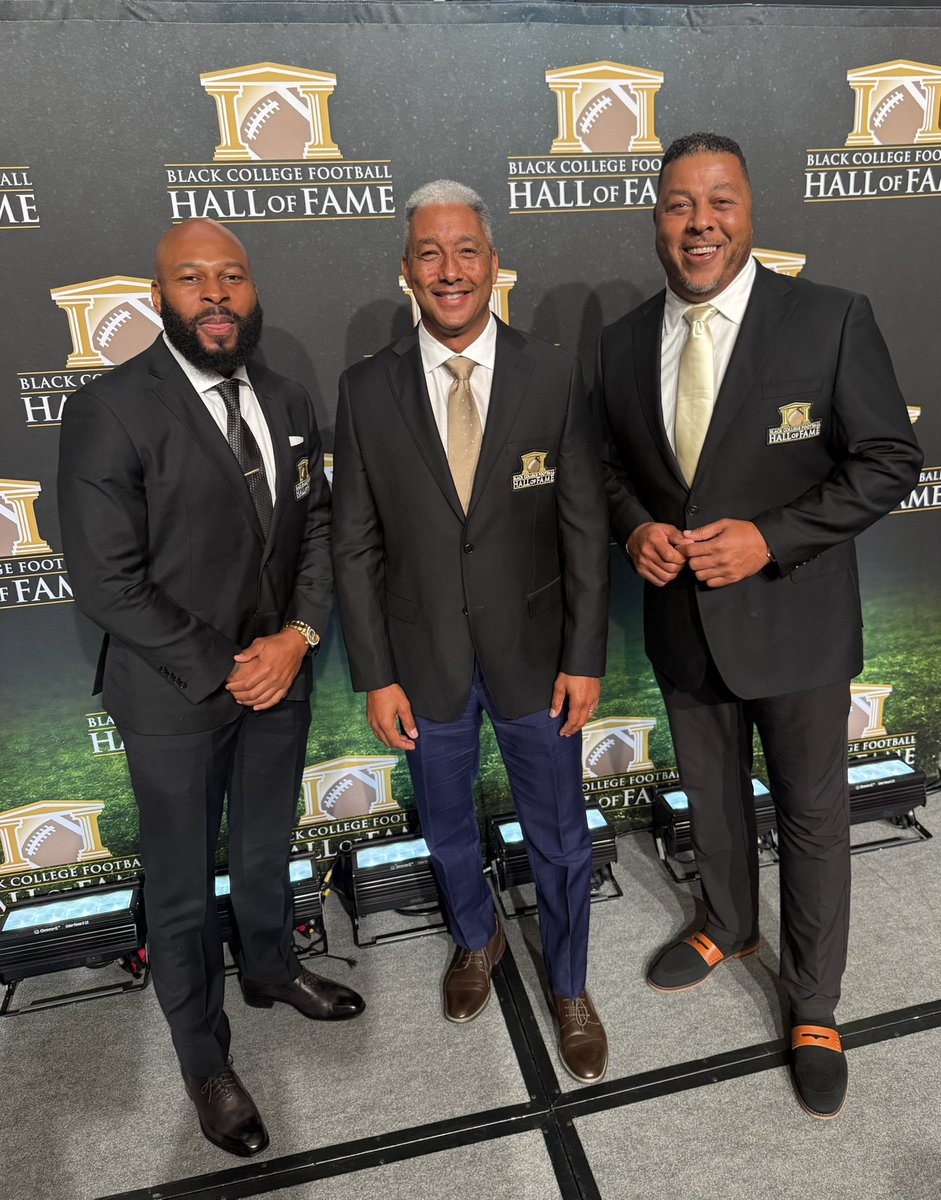 iamtedwhite's tweet photo. Congratulations to @wyche89 on his induction into the Black College Football Hall of Fame! We appreciate you!!!💙❤️💙❤️🦬🦬Bison @HUFlightClub @HowardUSAAC @HUBISONFOOTBALL 

#SWARMAS1 https://t.co/L1xkLmSvfn