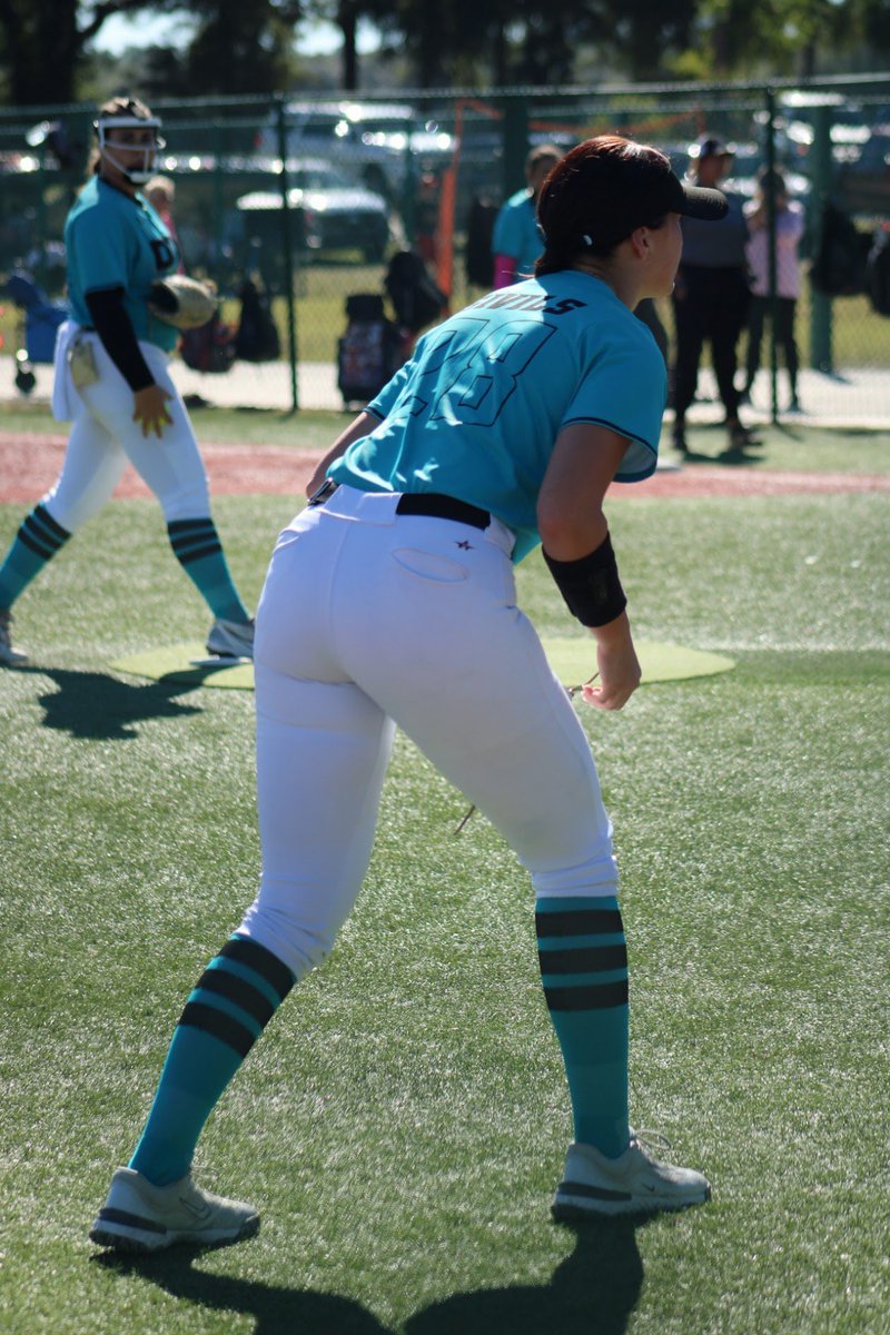 SivilsLoren21's tweet photo. Had a strong start to the summer at Show me the money!! Can’t wait to see what this team accomplishes this summer!! I had a .550 batting average, with 11 hits-7 singles, 2 doubles, a triple and a homerun with 10 RBIs. Also turned 2 double plays! Next up Top Gun Invitational!! @d1vision_sb @DiamondAddicts @MaxPreps