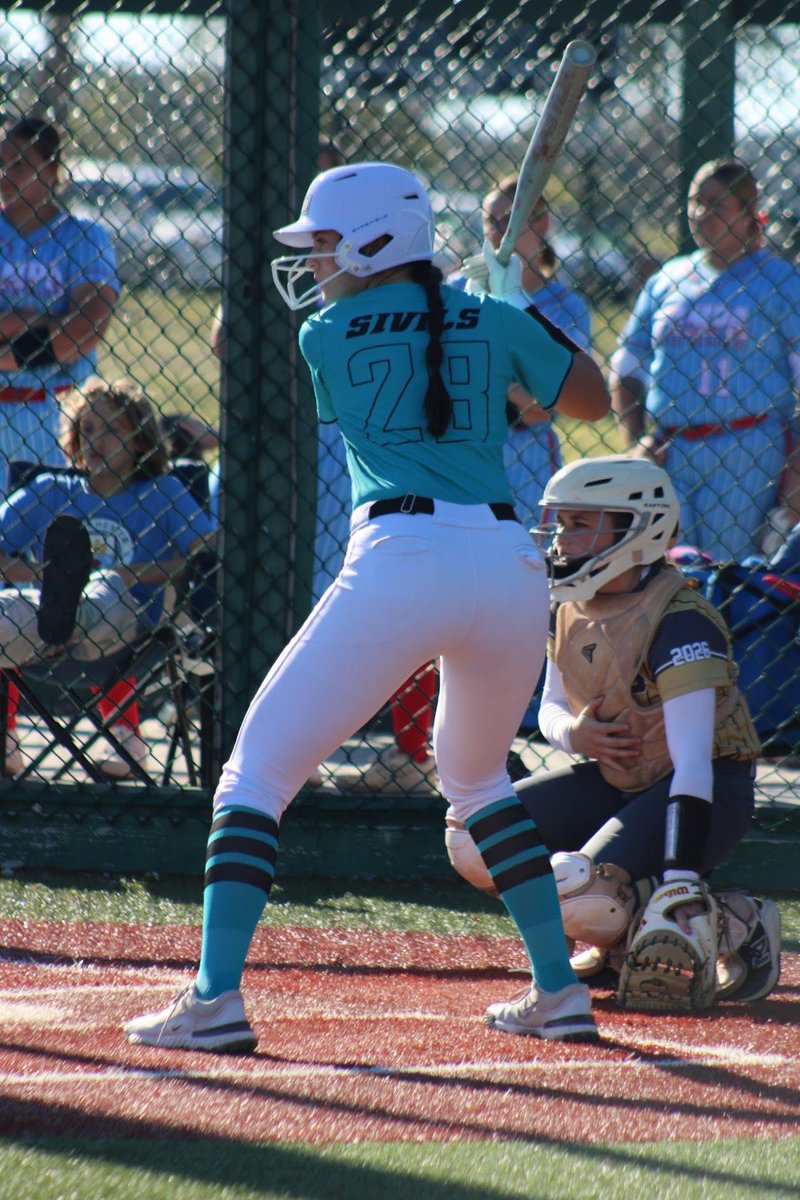 SivilsLoren21's tweet photo. Had a strong start to the summer at Show me the money!! Can’t wait to see what this team accomplishes this summer!! I had a .550 batting average, with 11 hits-7 singles, 2 doubles, a triple and a homerun with 10 RBIs. Also turned 2 double plays! Next up Top Gun Invitational!! @d1vision_sb @DiamondAddicts @MaxPreps