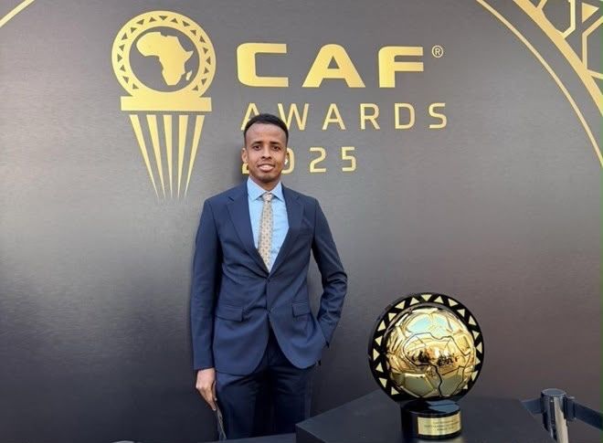 PolitlcsGlobal's tweet photo. 🚨🇸🇴 NEW: Somali referee Omar Artan, who was scheduled to referee at this summer’s World Cup, has been denied entry into the US

Artan was elected the best African referee of 2025 at the CAF awards

[@Romain_Molina] https://t.co/zAP5KNLUwo