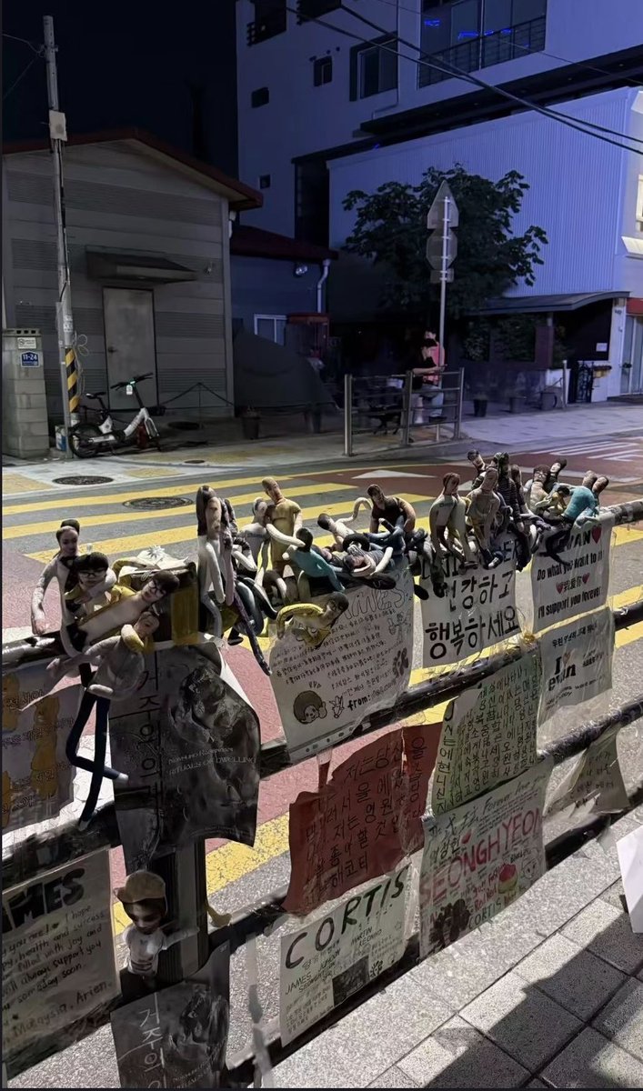 huecortis's tweet photo. look at all the cortis dolls behind the hybe building 😭😭 https://t.co/HYp8MUWs6O