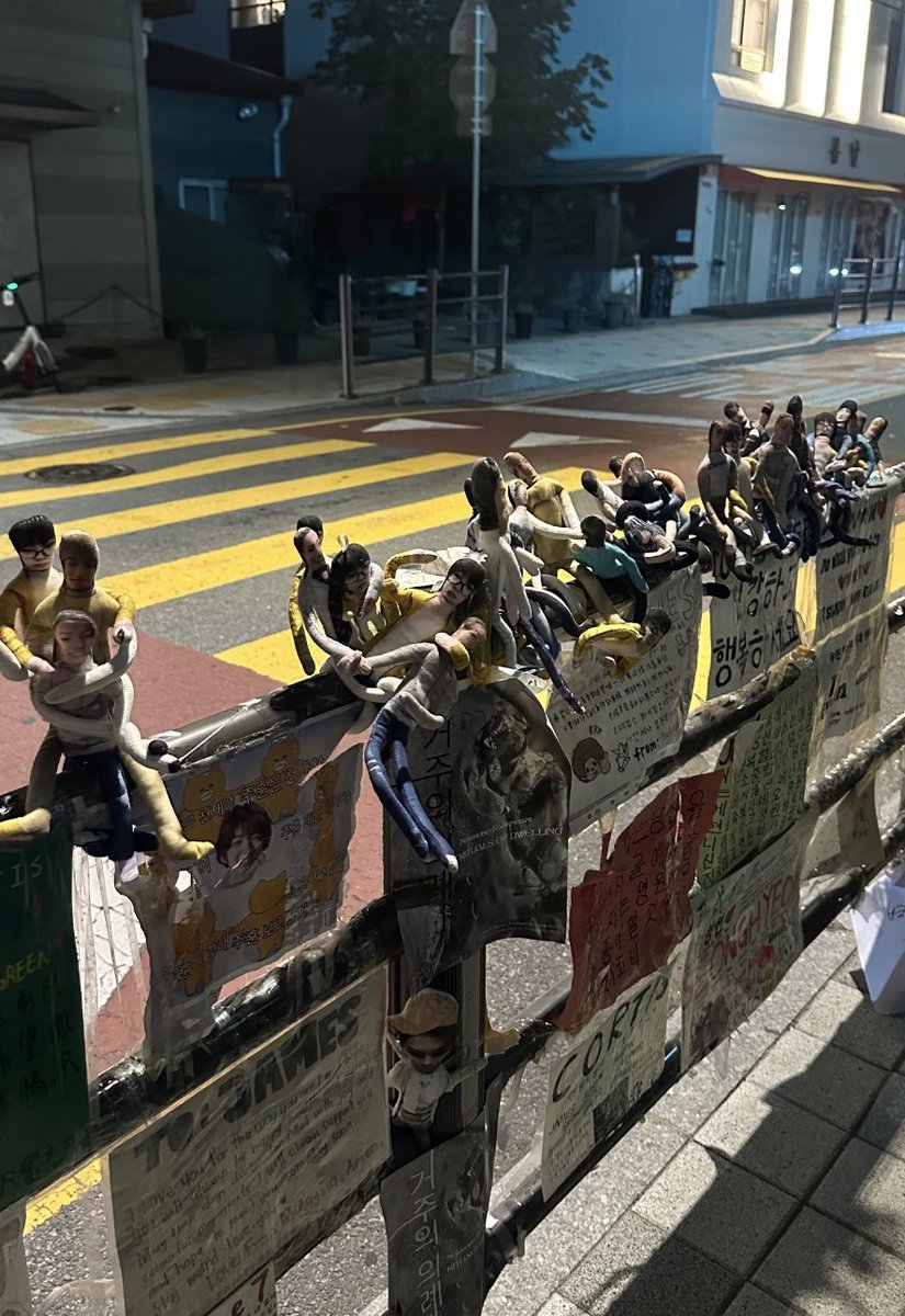 huecortis's tweet photo. look at all the cortis dolls behind the hybe building 😭😭 https://t.co/HYp8MUWs6O