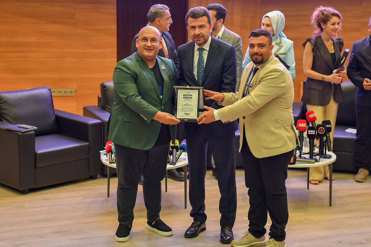 basinilankurumu's tweet photo. Genel Müdürümüz Abdulkadir Çay, Türkiye İnternet Gazeteciliği Derneği tarafından Kırşehir’de düzenlenen Dijital Medya Çalıştayına katılarak sektör temsilcileriyle bir araya geldi.

Dijital medyanın geleceğine ve yapay zekânın rolüne değinen Genel Müdürümüz Çay: 

📌 Haberin değeri artık tıklanma sayısıyla değil, güvenilirliğiyle ölçülüyor
📌 Sentetik medya teknolojileri gerçeği tehdit eden birer silaha dönüşmüştür
📌 ⁠Gazeteciliğin geleceğini teknolojinin hızı değil, insan yönetimi ve mesleki etik belirleyecektir
📌 ⁠İsrail, hâkim olduğu yapay zekâ teknolojilerini kullanarak Gazze soykırımını örtmeye çalışıyor

Haber için;

🔗 https://t.co/PD0asIQgzC