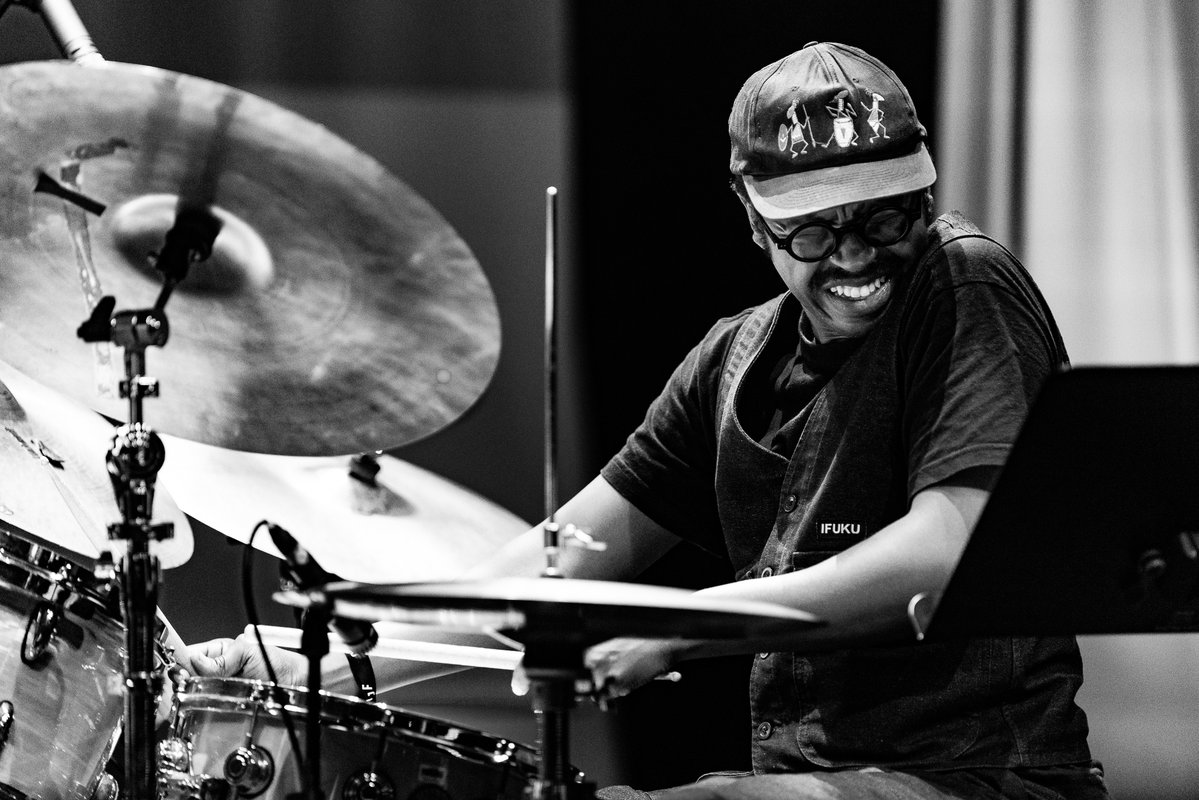 CTJazzFest's tweet photo. 100 years on, the spirit of Kippie Moeketsi still lives on in South African jazz. 🎷🧡

Tumi Mogorosi, Muhammad Dawjee &amp; Nhlanhla Neville Radebe honoured a true pioneer of sound, expression, and freedom.

📸: @sphiwemhlambi and @itsarthurdlamin 

#CTIJF #KippieMoeketsi. https://t.co/s9EWnmdZYj