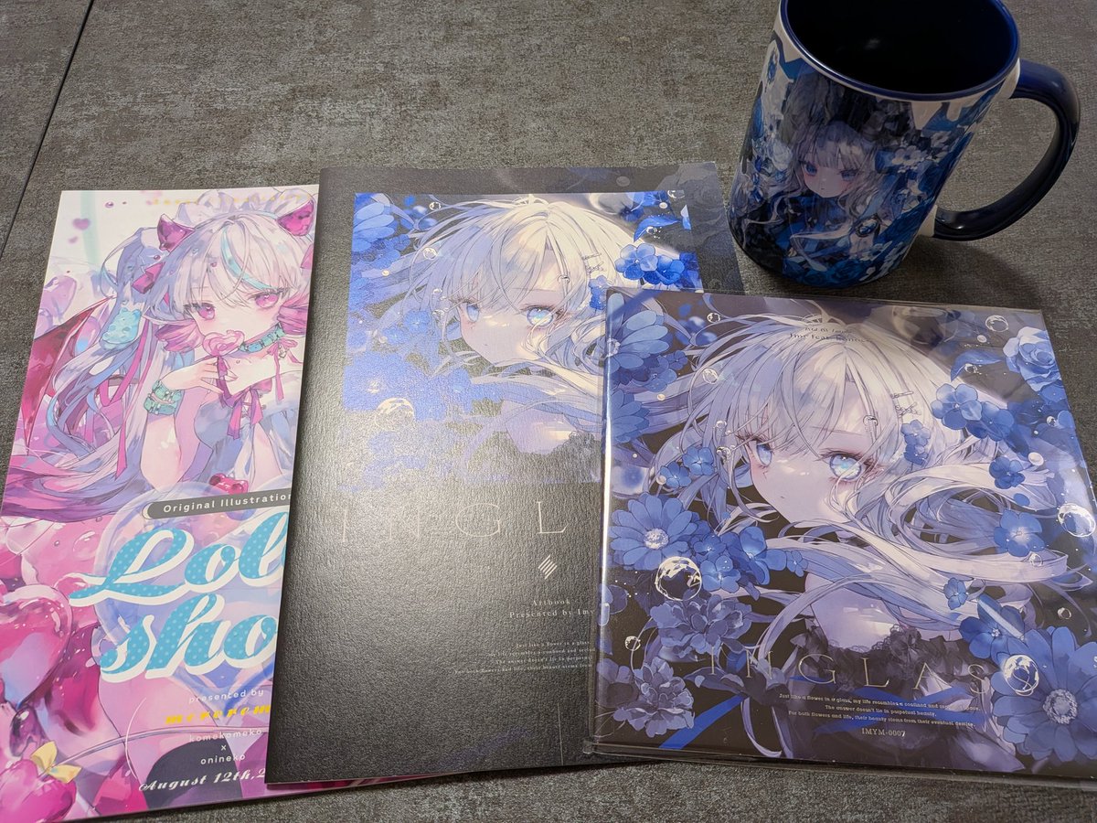 suihanoni's tweet photo. コミティア購入品その2
おにねこ先生のところで、マグカップとイラスト本、CD(+アートブック)を購入しました。

どれもとても良い…！
Imyさんに関してはFadelessの曲もイラストもめちゃくちゃ格好良かった(可愛かった)のでこれから集めて聴いていこうと思います！ https://t.co/Xk7WX0tUSk