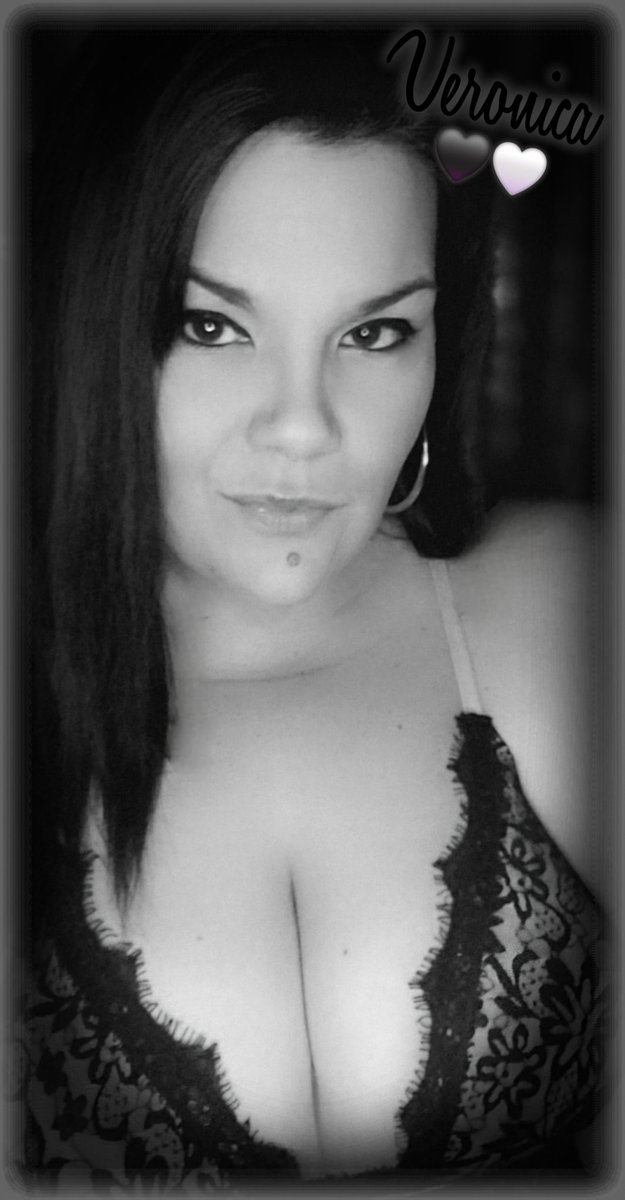 Vmsloane13's tweet photo. Sending Monday morning love! 🤍🖤

#monochromemonday https://t.co/miWRhnVu14