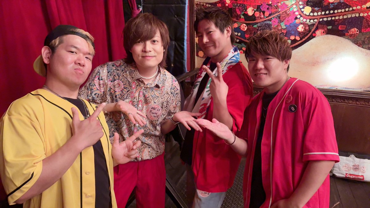 VoOlO1122's tweet photo. ASUOSHIから久々の共演！！

すれ違いで同じイベントにでたりしてる
TONEMANIA SHUNさん✨️

今日はたくさん話せて楽しかったです👍
ソロも、最高でした！
今後ともよろしくお願いします✨️

@SHUN_TONEMANIA https://t.co/pjjS1vHCeg