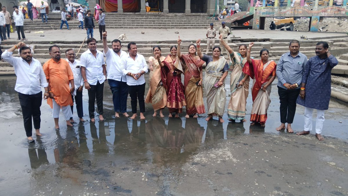 AUThackeray's tweet photo. सिंहस्थ कुंभमेळा अवघ्या काही महिन्यांवर आला असतानाही भाजपा सरकार आणि प्रशासनाला नाशिकची कोणतीच काळजी नाही!

लाखो भाविकांचे श्रद्धास्थान असलेल्या पवित्र गोदामाईत आज थेट गटाराचं पाणी सोडलं जातंय. हा हिंदूंच्या आस्थेचा आणि नाशिककरांच्या अस्मितेचा अपमान आहे. 

नदीच्या स्वच्छतेचा देखील तितकाच गंभीर प्रश्न आहे. यंत्रणा मात्र डोळे मिटून बसली आहे. 

ह्या विरोधात आज आमच्या नाशिकमधील शिवसैनिकांनी आणि नगरसेवकांनी थेट पाण्यात उतरून प्रशासनाला जाब विचारला. 

येत्या ७ दिवसांत गोदावरीतलं हे प्रदूषित पाणी बंद झालं नाही, तर संपूर्ण नाशिककरांना सोबत घेऊन महापालिकेला रस्त्यावर उतरवणारे जनआंदोलन केले जाईल.
