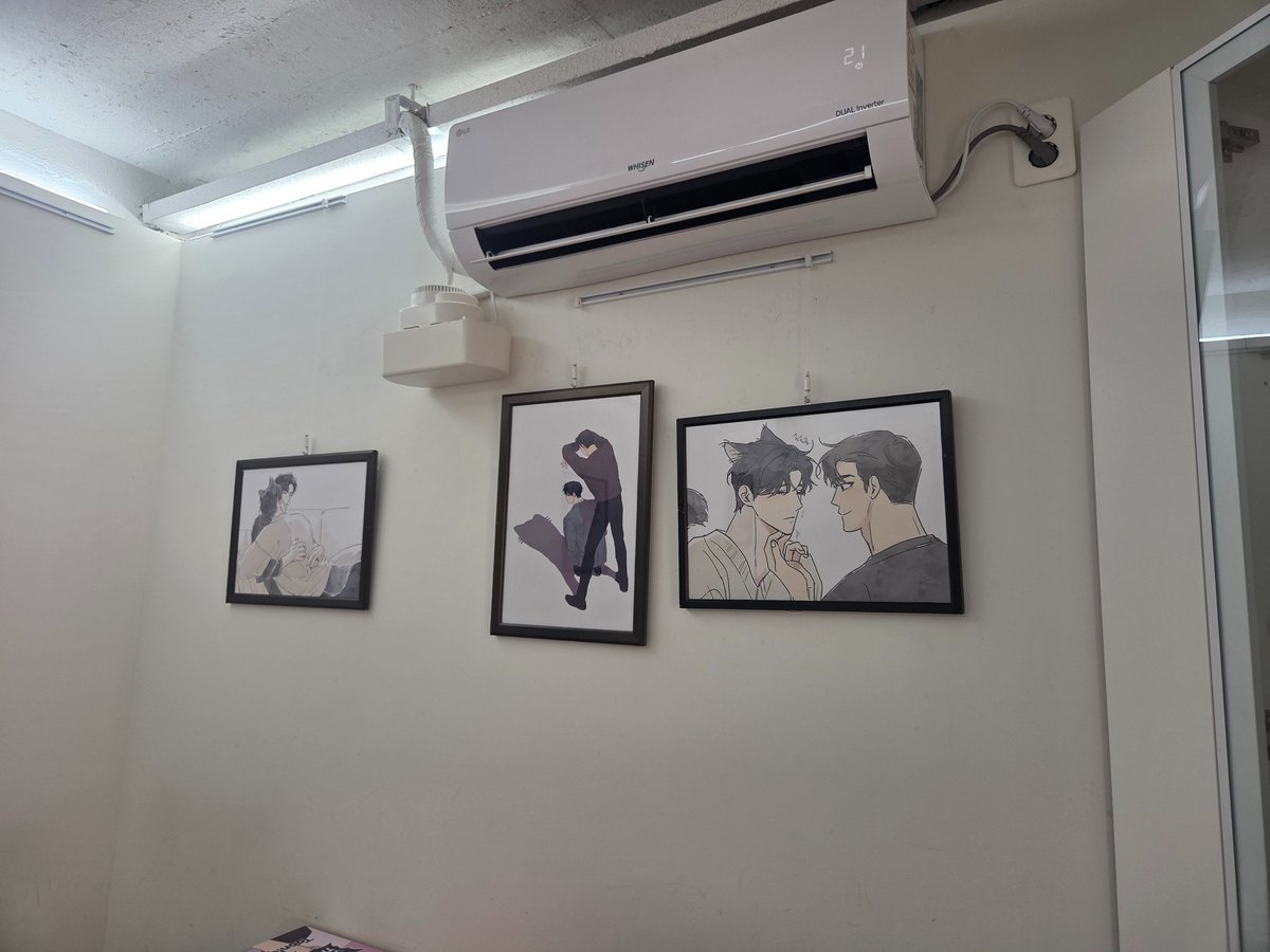 Oh1oooo's tweet photo. 슈가트랩 콜카 2번째 방문엔 1층에 사람이 꽉차있어서 2층으로 왔어요!

2층은 사람이 거의 없어서 구경하기 좋고 빔으로 슈가트랩 계속 나오고... 벽면에 포카 일러 가득 있어서 귀여웠습니다🤭 

#슈가트랩 #슈가트랩카페 #콜라보카페 #마구 #현지하 #봄툰 #투니크 https://t.co/zb0xoyC1ge