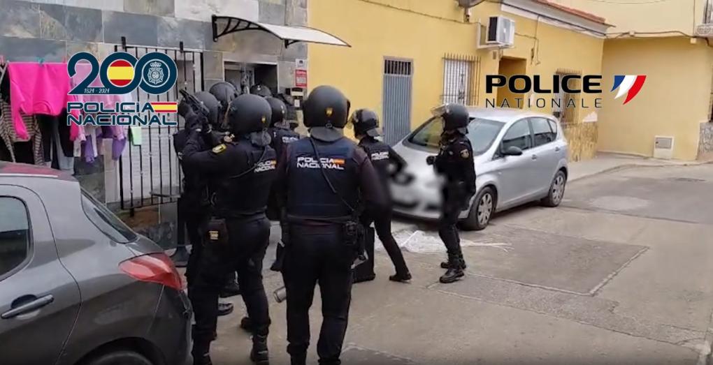 interiorgob's tweet photo. 🚩Golpe a una organización criminal dedicada al traslado irregular de migrantes entre 🇪🇸 y 🇫🇷

👮‍♂️2 detenidos
💸15.800 € intervenidos
🚗1 vehículo incautado
📜Abundante documentación

🔵 Operación de @policia y @PoliceNationale

🌐 https://t.co/gy4tR9Dejo https://t.co/qPu0exPW44