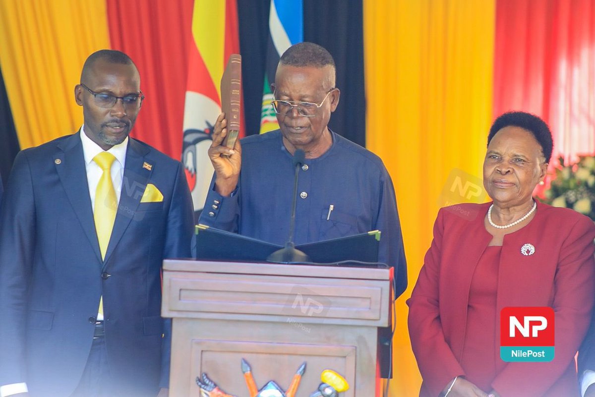 KamuntuProf's tweet photo. This afternoon at State house Entebbe, I took the Oath of Allegiance and the Oath of Minister.  

I pledge fidelity to the Constitution and service to the people of Uganda with diligence and honour. @KagutaMuseveni @mia_uga https://t.co/0CKzKFh7v2