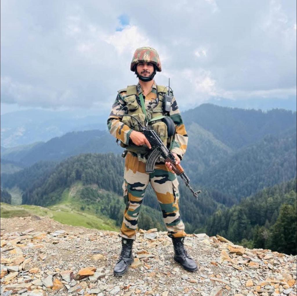 TacticalKafir's tweet photo. Tale of an absolute hero !! 🔱

A must read 

Lance Dafadar Baldev Chand (4 RR)

He was part of a team interacting with locals in Kishtwar upper reaches, suddenly he sensed movement of two terrorists (JEM CMDR SAIFULLAH AND ANOTHER FT) who were trying to ambush army team. He quickly engaged the terrorists in hand to hand combat, snatched off and threw a Turkish made pistol from Saifullah and saved own team from any casualties

He punched Saifullah right at his face and broke multiple of his teeth, completely overpowered him

Right then he was shot fatally at his back by the other terrorist

Despite all odds he managed to rescue his brothers and attained veergati

He has been awarded Shaurya Chakra today for his supreme action right at the face of death !!