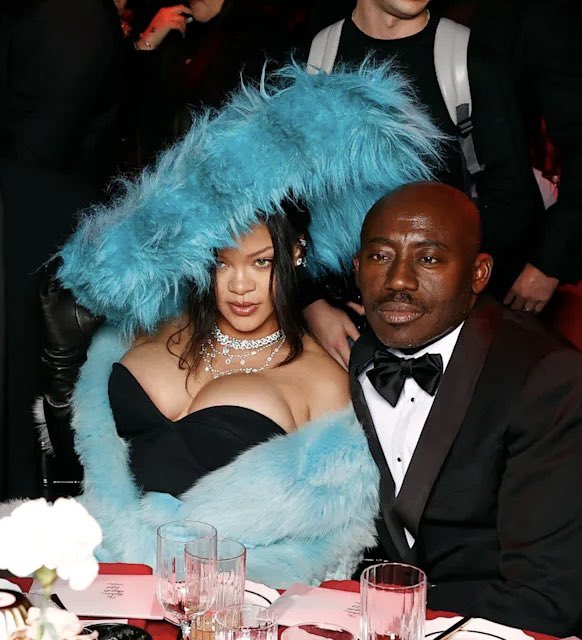 FentyHeadlines's tweet photo. Edward Enninful, former editor-in-chief of British Vogue and now the co-founder of the EE 72 magazine, about Rihanna:

“Rihanna and I share a deep, instinctive creative shorthand, honed for over fifteen years. […] She doesn’t follow trends; she defines the culture we live in” https://t.co/w2oZVGjzRW