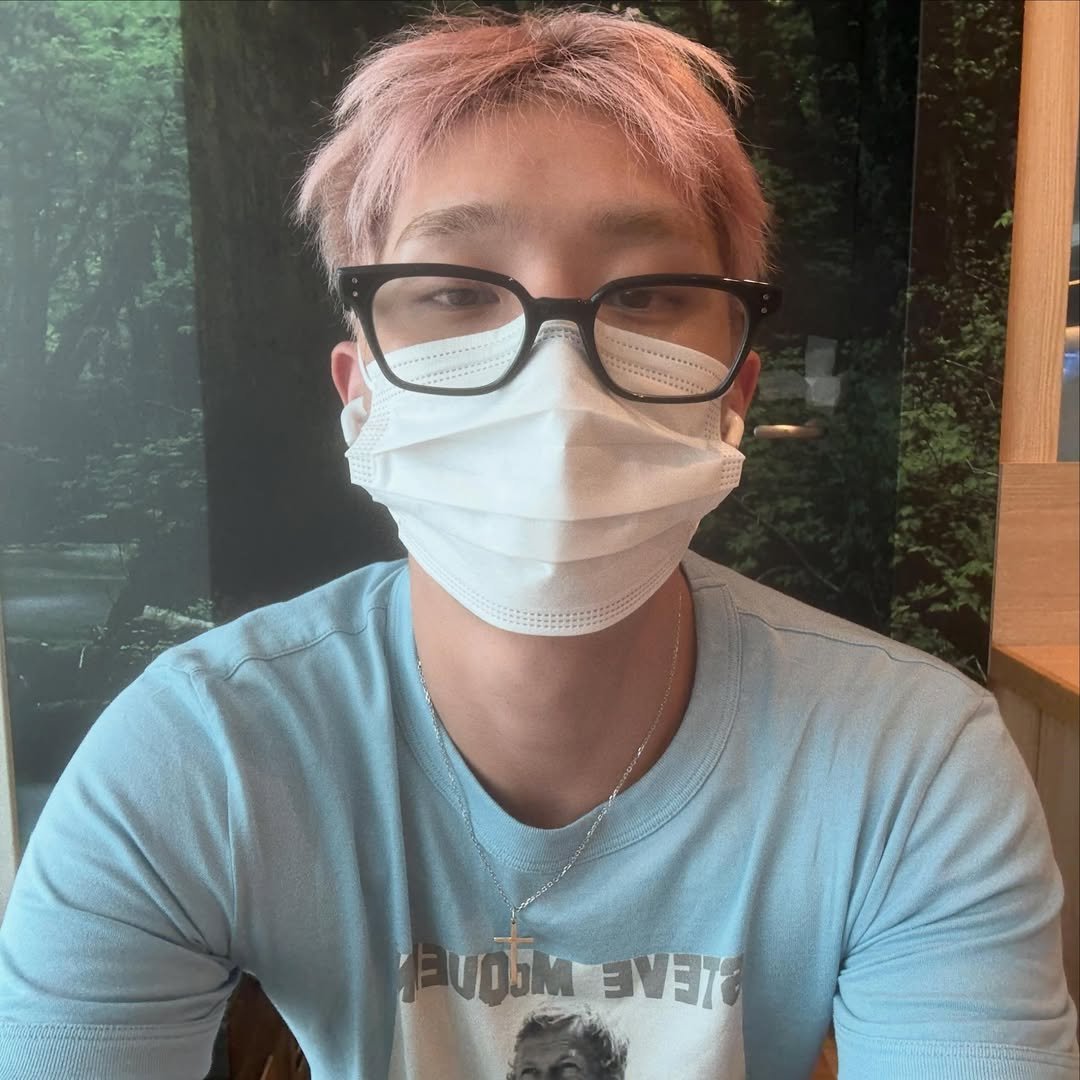 p1hits's tweet photo. keeho @ keeeeeeho instagram post 

"performative male"

#P1Harmony #피원하모니 #기호 https://t.co/LHfn1liZA6